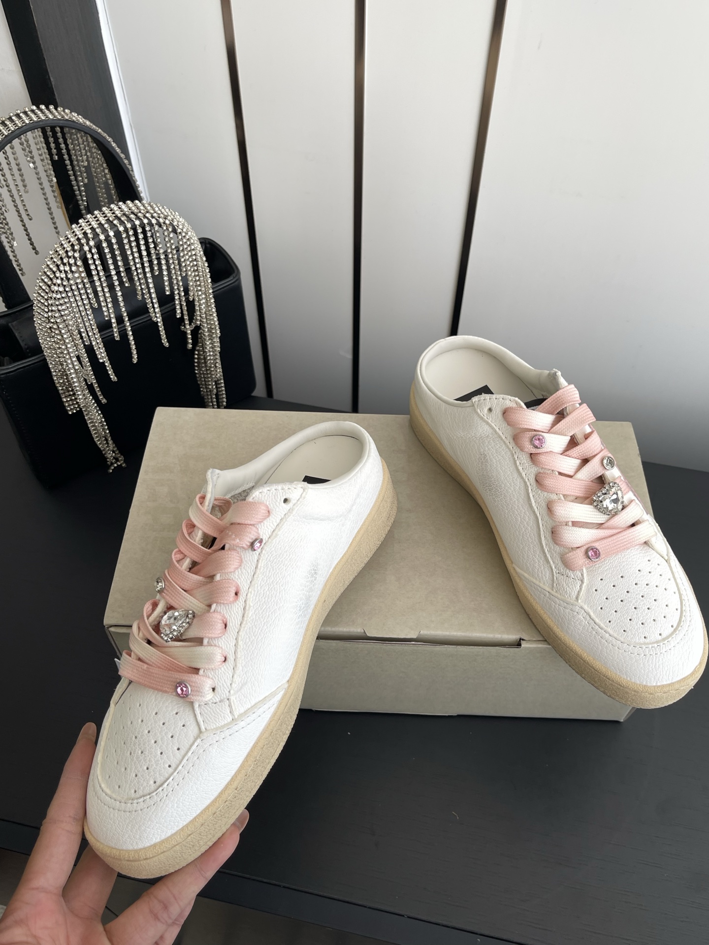 Alexander McQueen 这双半拖小白鞋以软乎乎的奶白鞋身搭配粉色星星图案 自带甜妹氛围感 渐变鞋带搭配爱心水钻饰扣