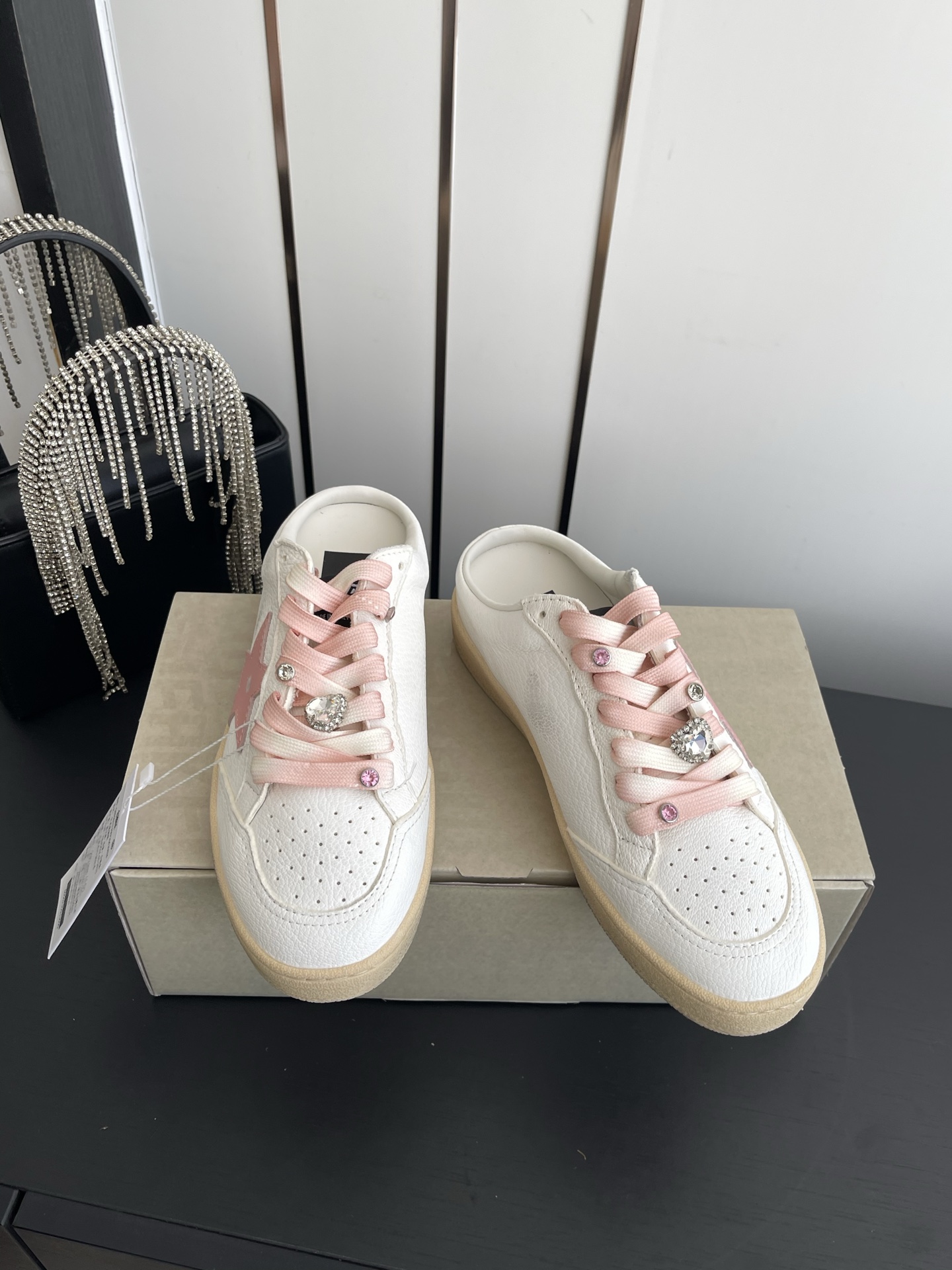 Alexander McQueen 这双半拖小白鞋以软乎乎的奶白鞋身搭配粉色星星图案 自带甜妹氛围感 渐变鞋带搭配爱心水钻饰扣