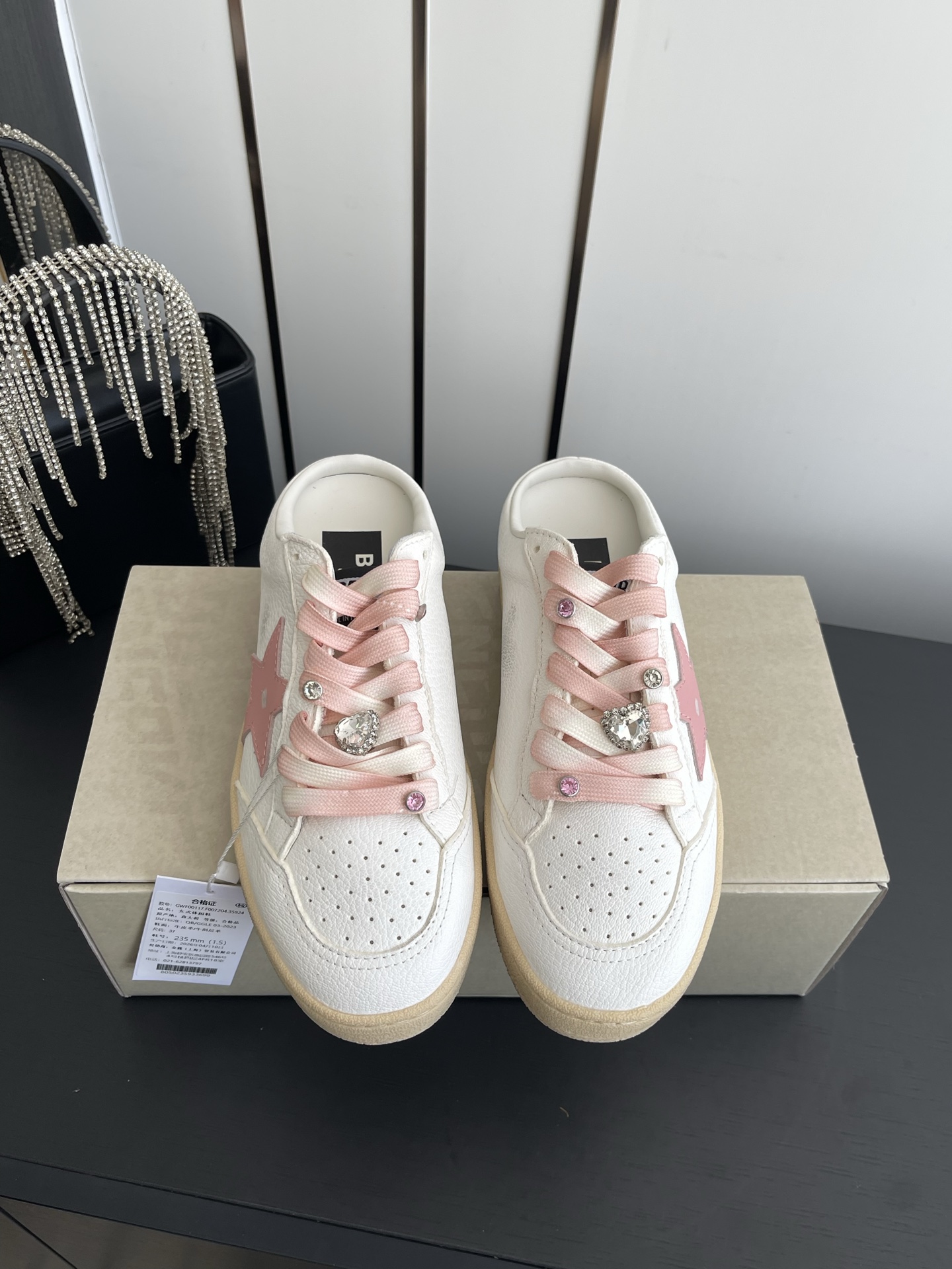 Alexander McQueen 这双半拖小白鞋以软乎乎的奶白鞋身搭配粉色星星图案 自带甜妹氛围感 渐变鞋带搭配爱心水钻饰扣