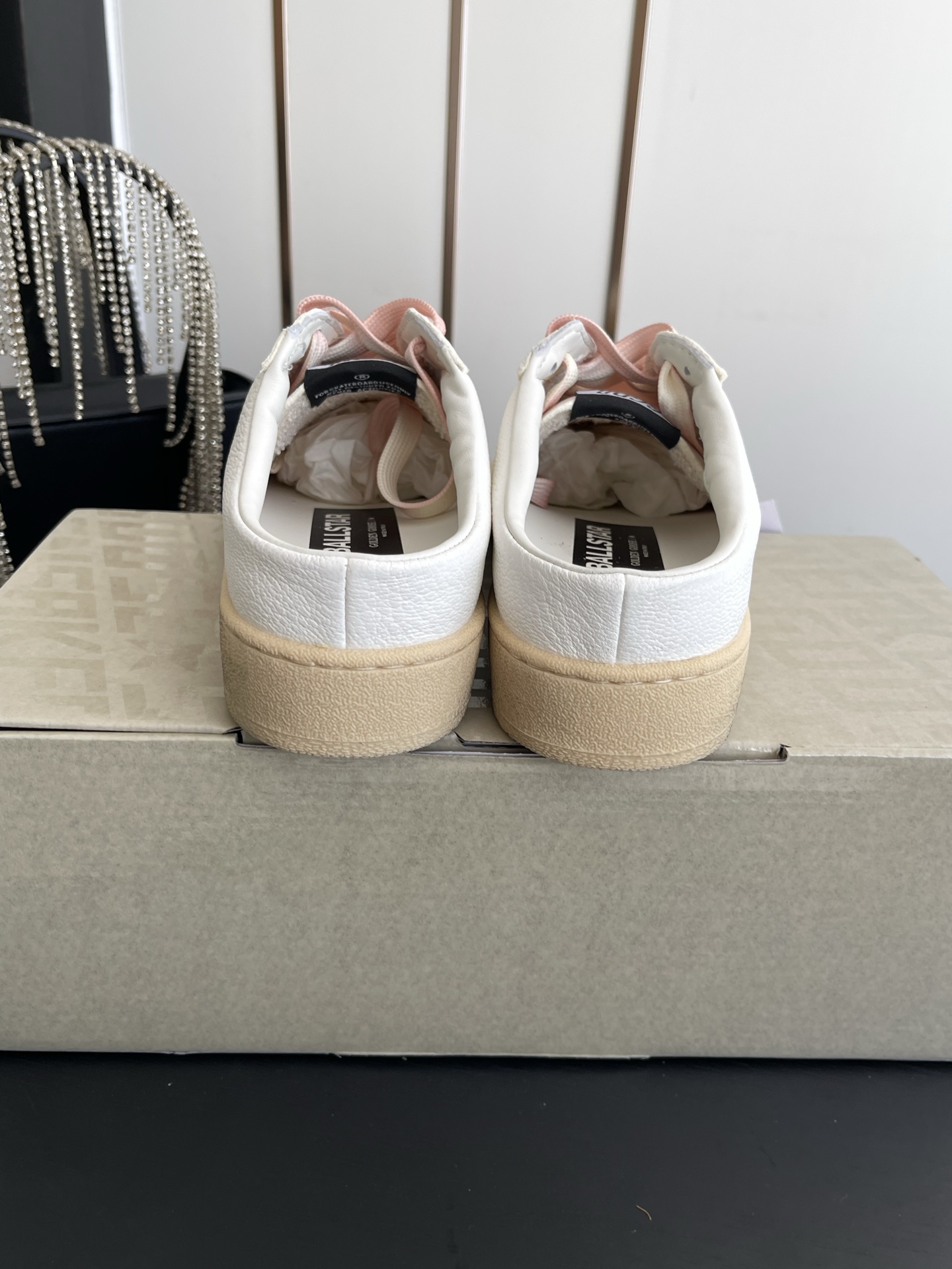 Alexander McQueen 这双半拖小白鞋以软乎乎的奶白鞋身搭配粉色星星图案 自带甜妹氛围感 渐变鞋带搭配爱心水钻饰扣