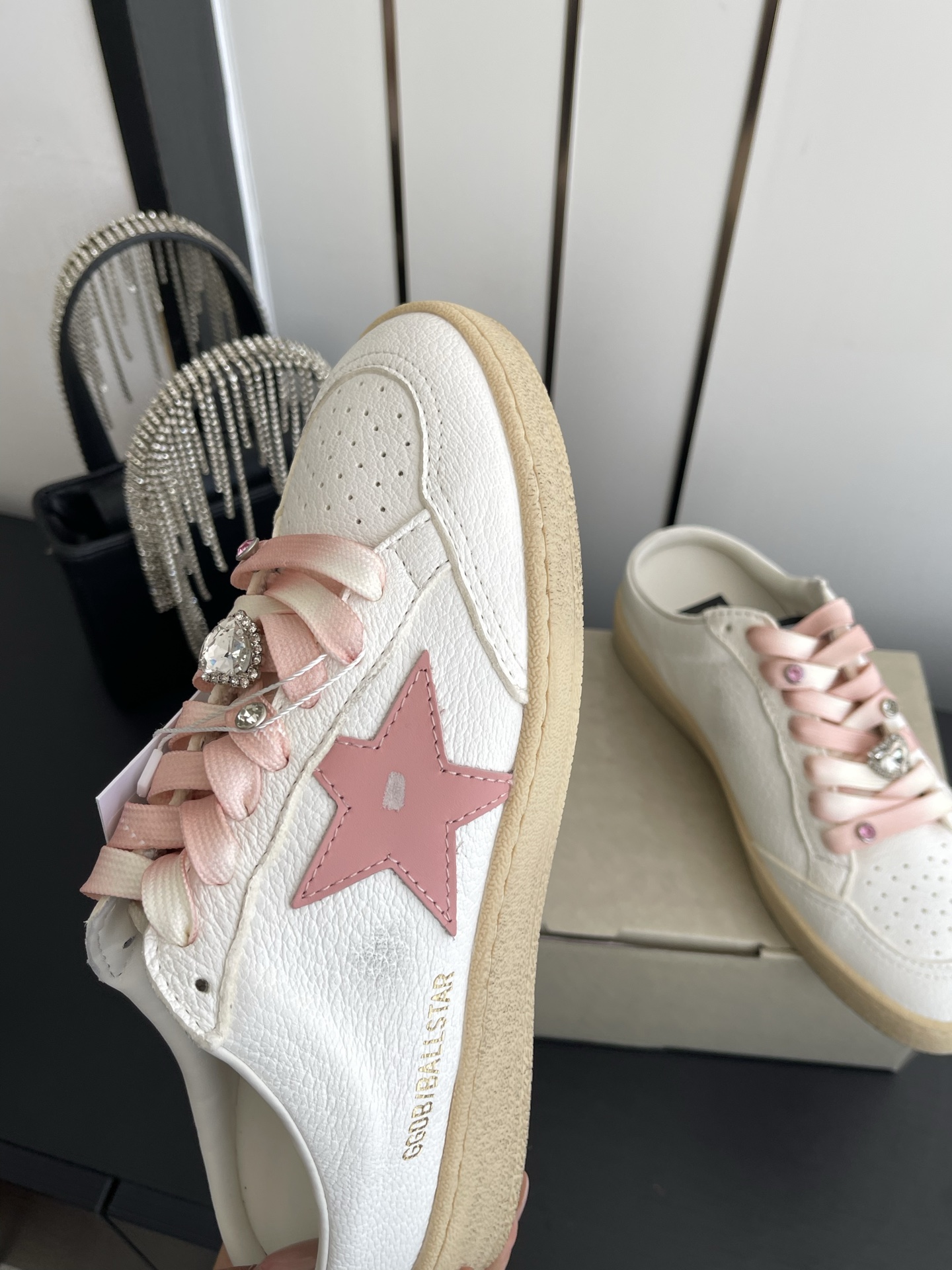 Alexander McQueen 这双半拖小白鞋以软乎乎的奶白鞋身搭配粉色星星图案 自带甜妹氛围感 渐变鞋带搭配爱心水钻饰扣
