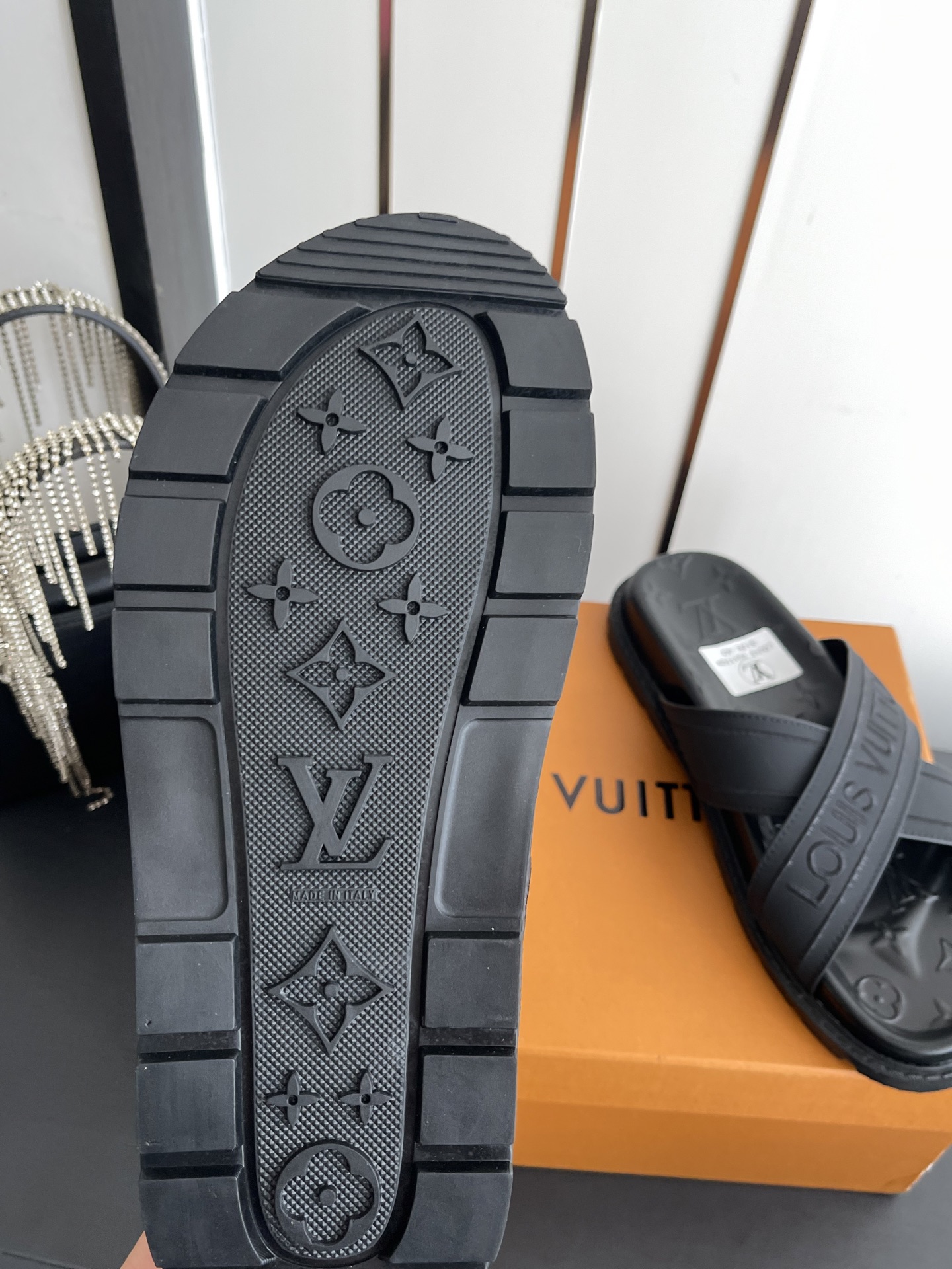 Louis Vuitton Vuitton 路易威登 夏季新品 休闲 沙滩 凉鞋 开模LV金属logo装饰鞋面牛皮 定制进口提花布料/ 老花皮料 水染羊皮内里三层组合大底 (水台+耐磨绒+橡胶底) 46定做