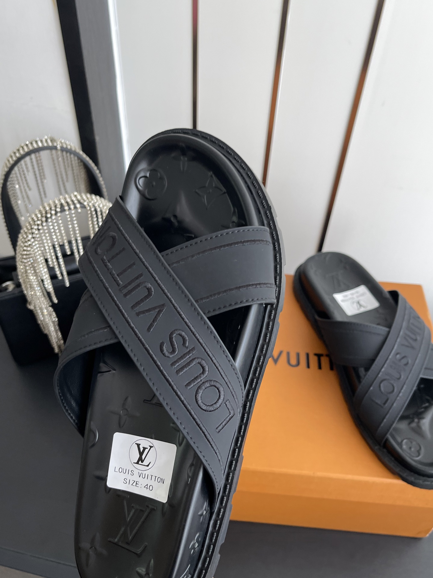Louis Vuitton Vuitton 路易威登 夏季新品 休闲 沙滩 凉鞋 开模LV金属logo装饰鞋面牛皮 定制进口提花布料/ 老花皮料 水染羊皮内里三层组合大底 (水台+耐磨绒+橡胶底) 46定做