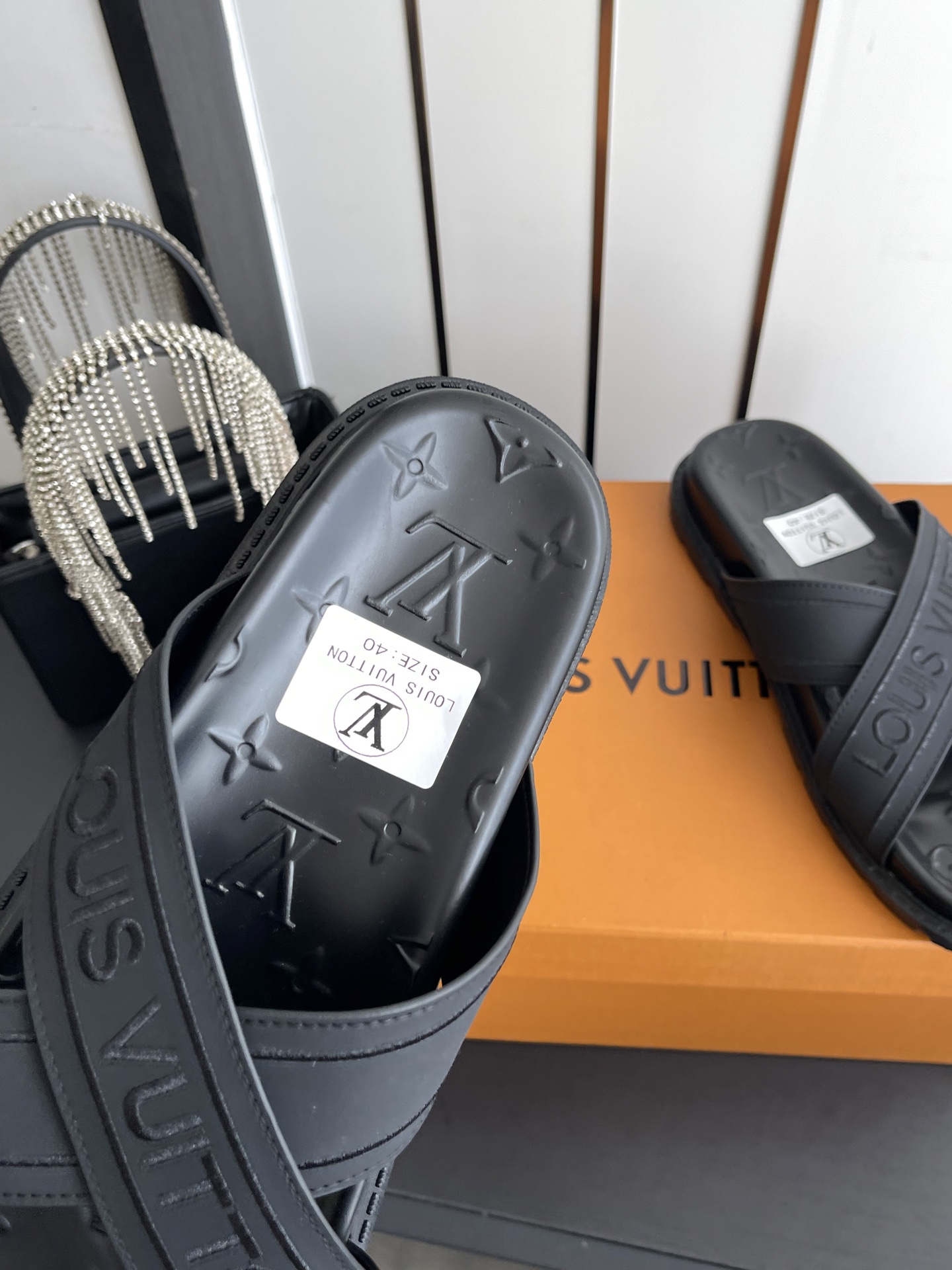 Louis Vuitton Vuitton 路易威登 夏季新品 休闲 沙滩 凉鞋 开模LV金属logo装饰鞋面牛皮 定制进口提花布料/ 老花皮料 水染羊皮内里三层组合大底 (水台+耐磨绒+橡胶底) 46定做