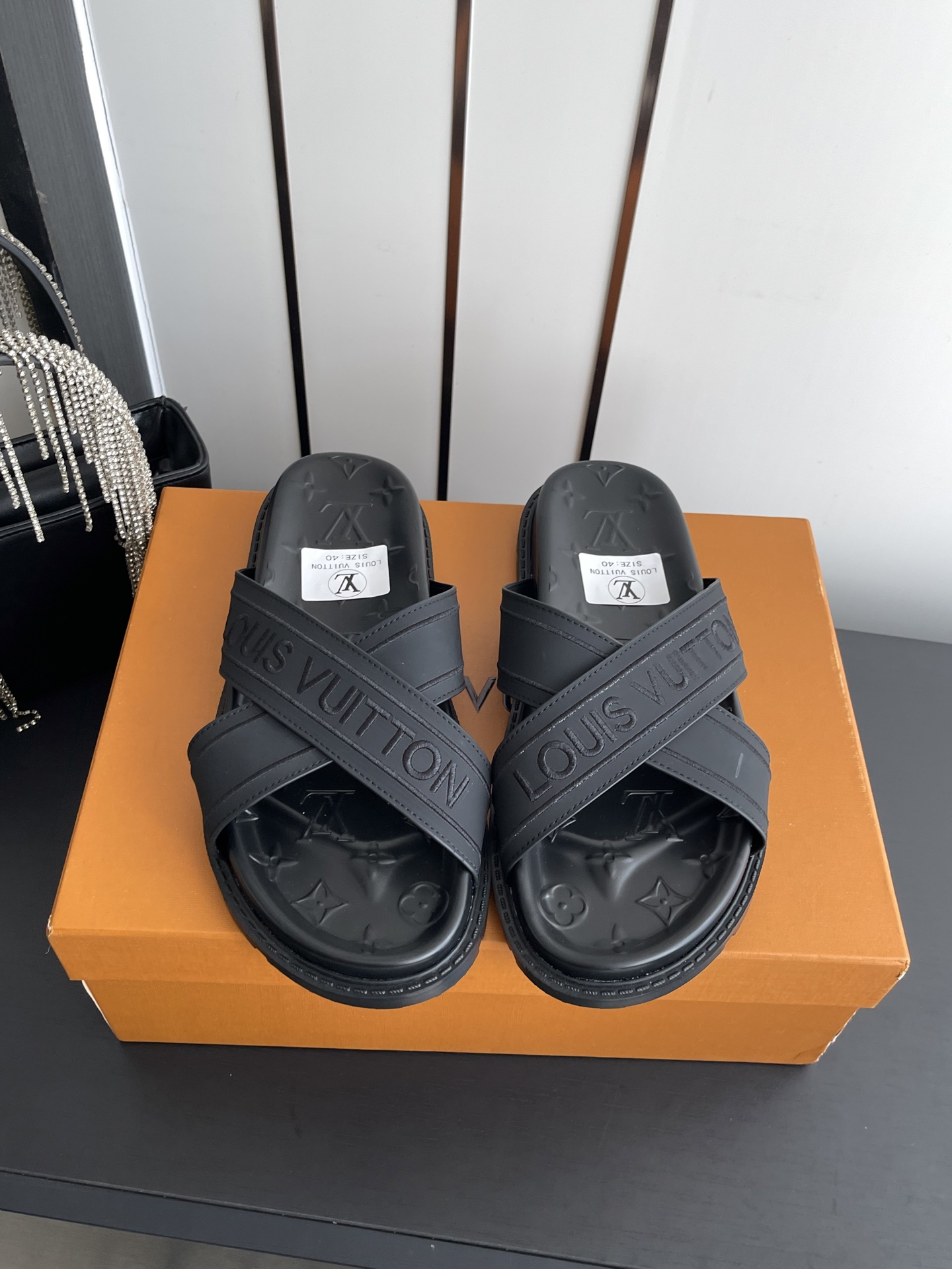 Louis Vuitton Vuitton 路易威登 夏季新品 休闲 沙滩 凉鞋 开模LV金属logo装饰鞋面牛皮 定制进口提花布料/ 老花皮料 水染羊皮内里三层组合大底 (水台+耐磨绒+橡胶底) 46定做