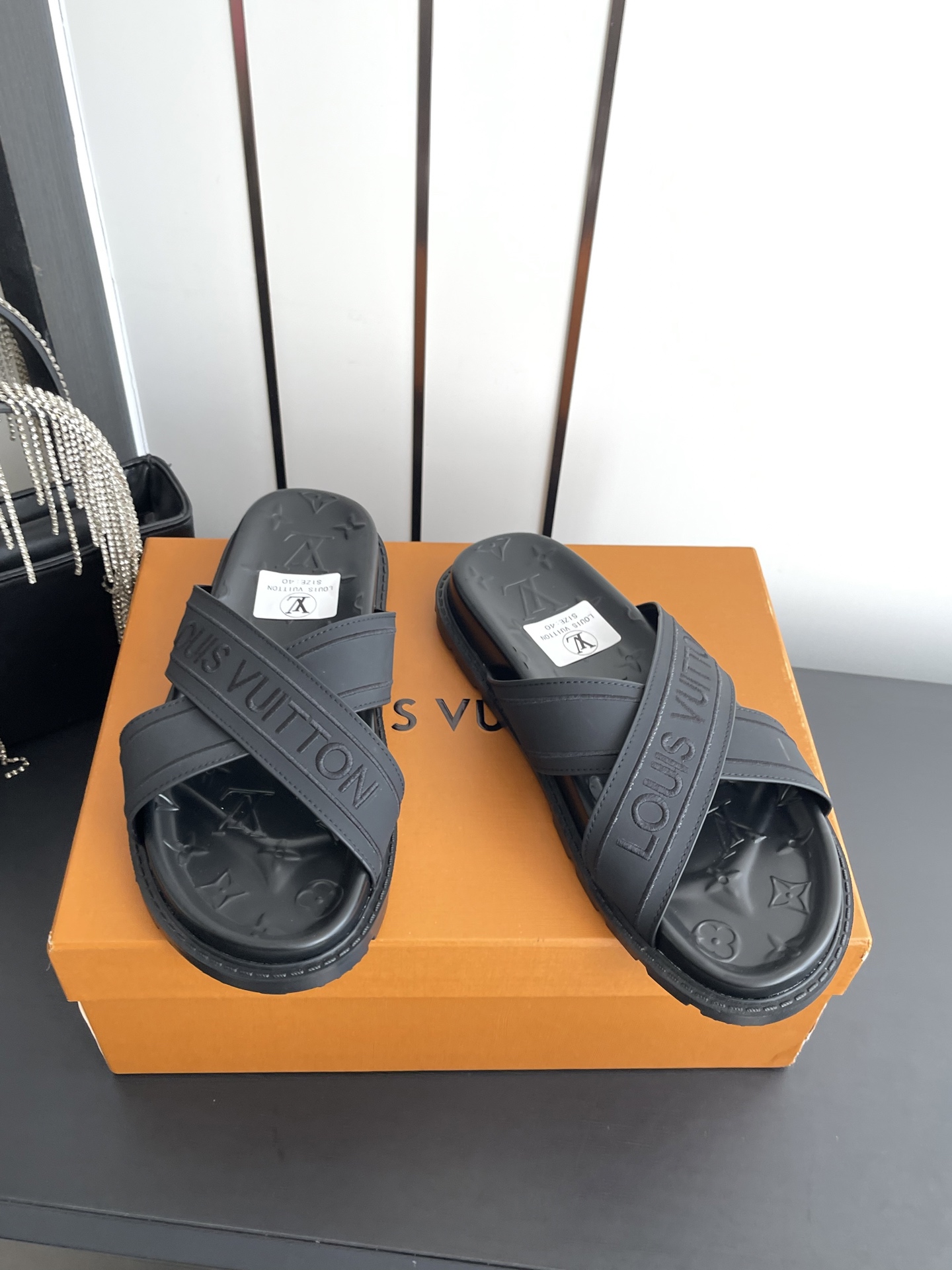 Louis Vuitton Vuitton 路易威登 夏季新品 休闲 沙滩 凉鞋 开模LV金属logo装饰鞋面牛皮 定制进口提花布料/ 老花皮料 水染羊皮内里三层组合大底 (水台+耐磨绒+橡胶底) 46定做