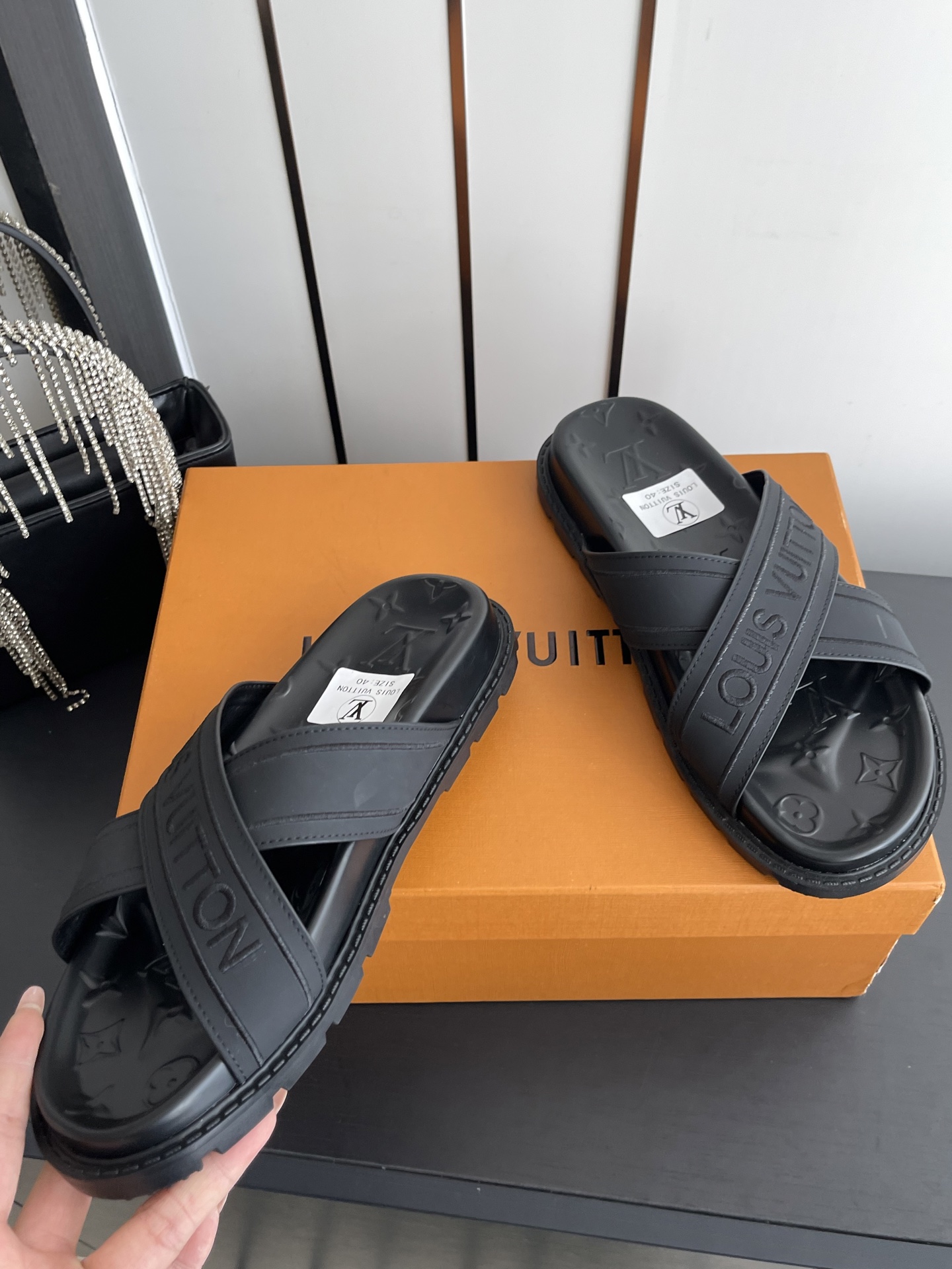 Louis Vuitton Vuitton 路易威登 夏季新品 休闲 沙滩 凉鞋 开模LV金属logo装饰鞋面牛皮 定制进口提花布料/ 老花皮料 水染羊皮内里三层组合大底 (水台+耐磨绒+橡胶底) 46定做