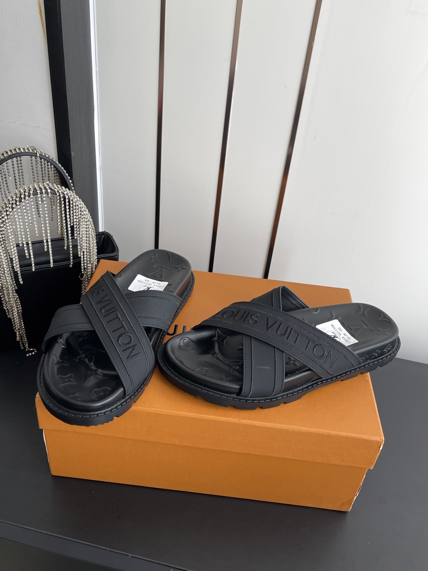 Louis Vuitton Vuitton 路易威登 夏季新品 休闲 沙滩 凉鞋 开模LV金属logo装饰鞋面牛皮 定制进口提花布料/ 老花皮料 水染羊皮内里三层组合大底 (水台+耐磨绒+橡胶底) 46定做