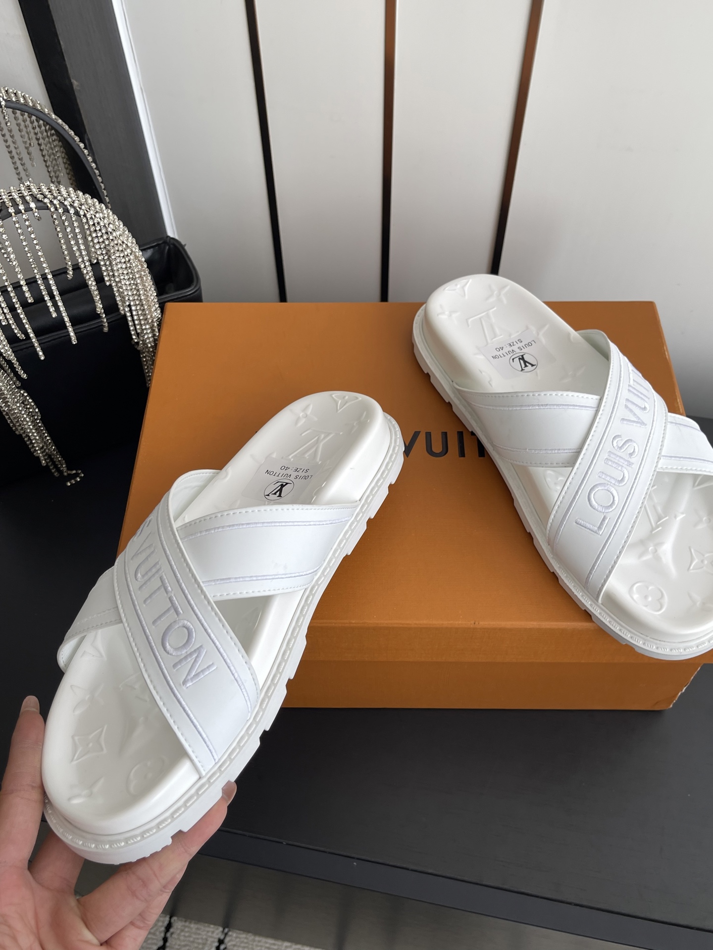 Louis Vuitton Vuitton 路易威登 夏季新品 休闲 沙滩 凉鞋 开模LV金属logo装饰鞋面牛皮 定制进口提花布料/ 老花皮料 水染羊皮内里三层组合大底 (水台+耐磨绒+橡胶底) 46定做