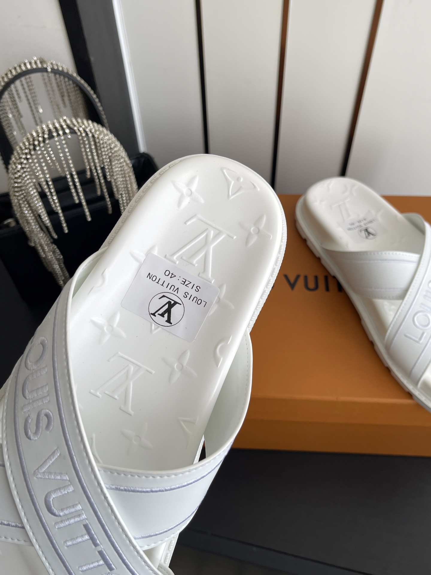 Louis Vuitton Vuitton 路易威登 夏季新品 休闲 沙滩 凉鞋 开模LV金属logo装饰鞋面牛皮 定制进口提花布料/ 老花皮料 水染羊皮内里三层组合大底 (水台+耐磨绒+橡胶底) 46定做