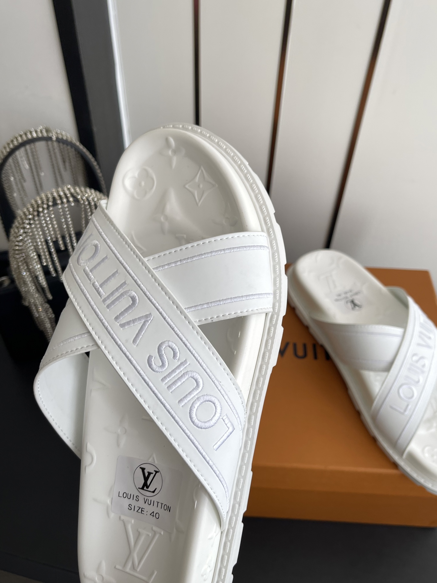 Louis Vuitton Vuitton 路易威登 夏季新品 休闲 沙滩 凉鞋 开模LV金属logo装饰鞋面牛皮 定制进口提花布料/ 老花皮料 水染羊皮内里三层组合大底 (水台+耐磨绒+橡胶底) 46定做