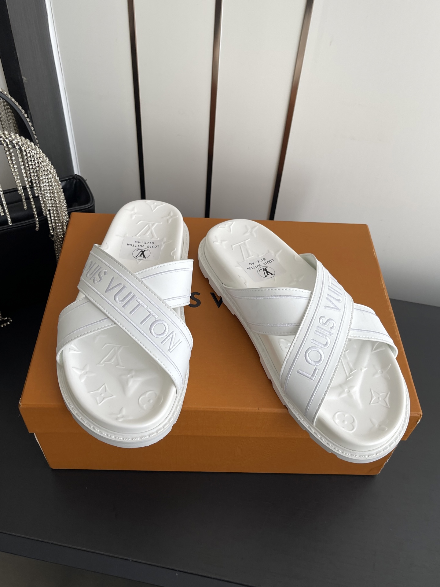 Louis Vuitton Vuitton 路易威登 夏季新品 休闲 沙滩 凉鞋 开模LV金属logo装饰鞋面牛皮 定制进口提花布料/ 老花皮料 水染羊皮内里三层组合大底 (水台+耐磨绒+橡胶底) 46定做