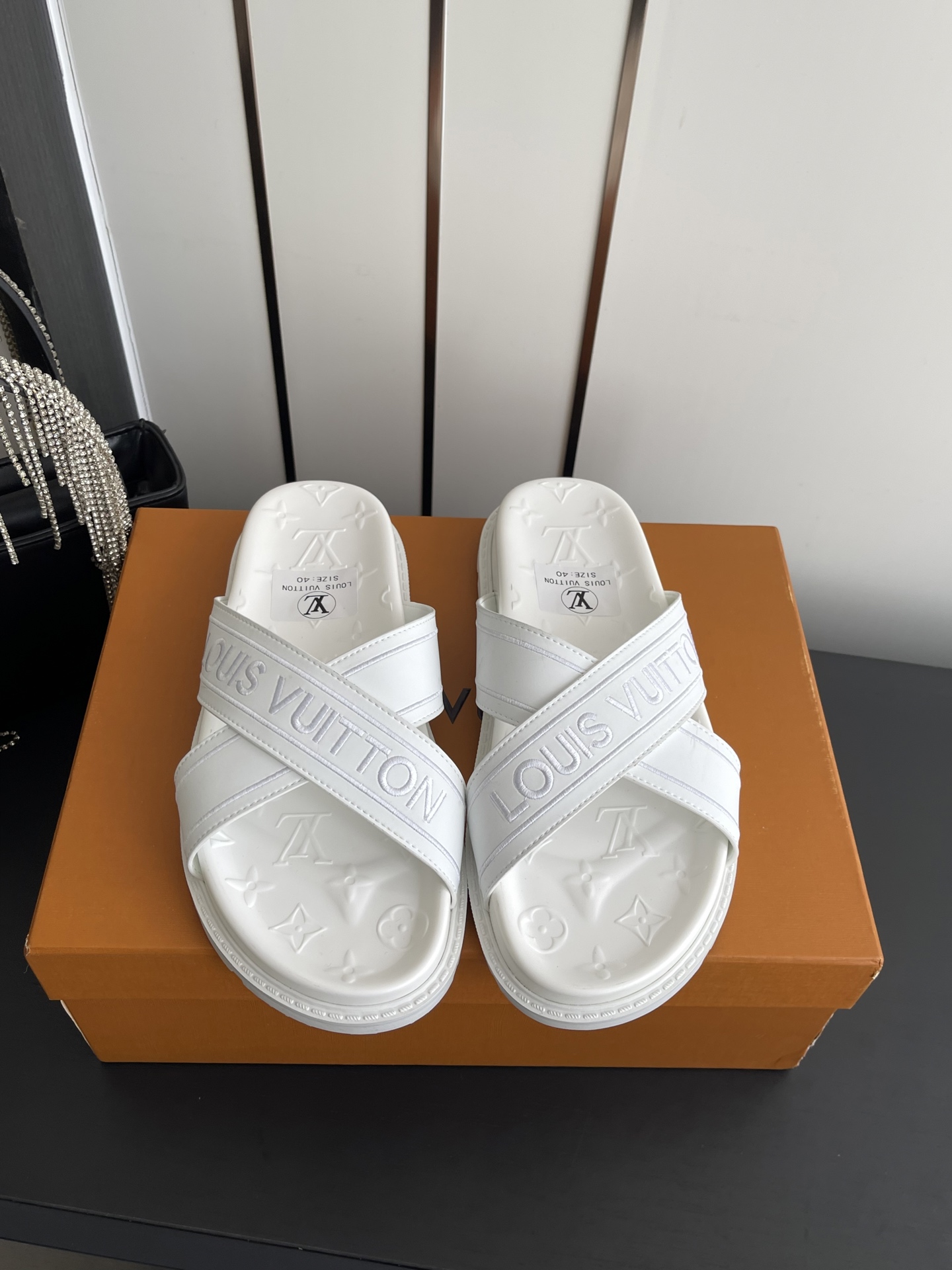 Louis Vuitton Vuitton 路易威登 夏季新品 休闲 沙滩 凉鞋 开模LV金属logo装饰鞋面牛皮 定制进口提花布料/ 老花皮料 水染羊皮内里三层组合大底 (水台+耐磨绒+橡胶底) 46定做