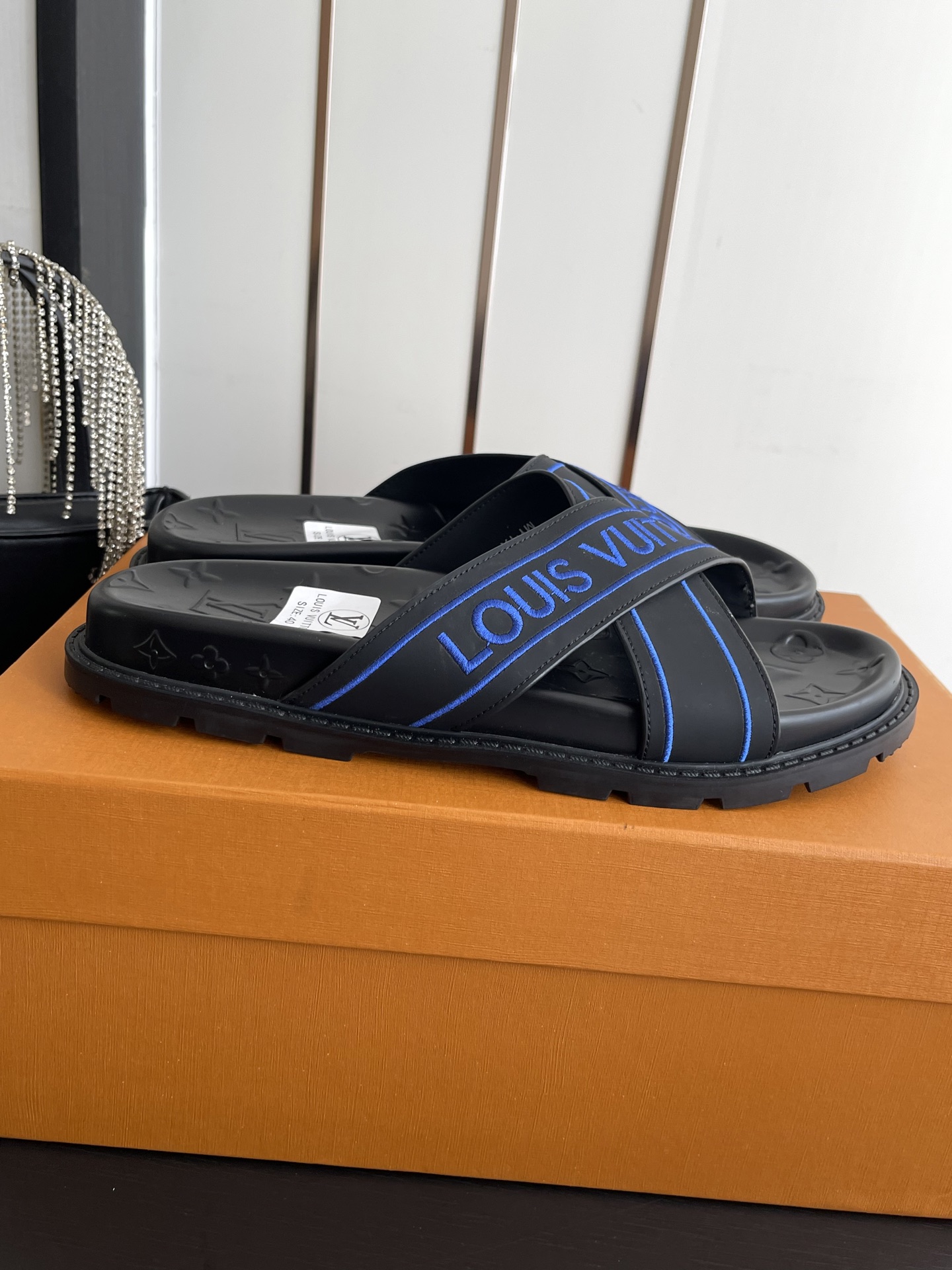 Louis Vuitton Vuitton 路易威登 夏季新品 休闲 沙滩 凉鞋 开模LV金属logo装饰鞋面牛皮 定制进口提花布料/ 老花皮料 水染羊皮内里三层组合大底 (水台+耐磨绒+橡胶底) 46定做