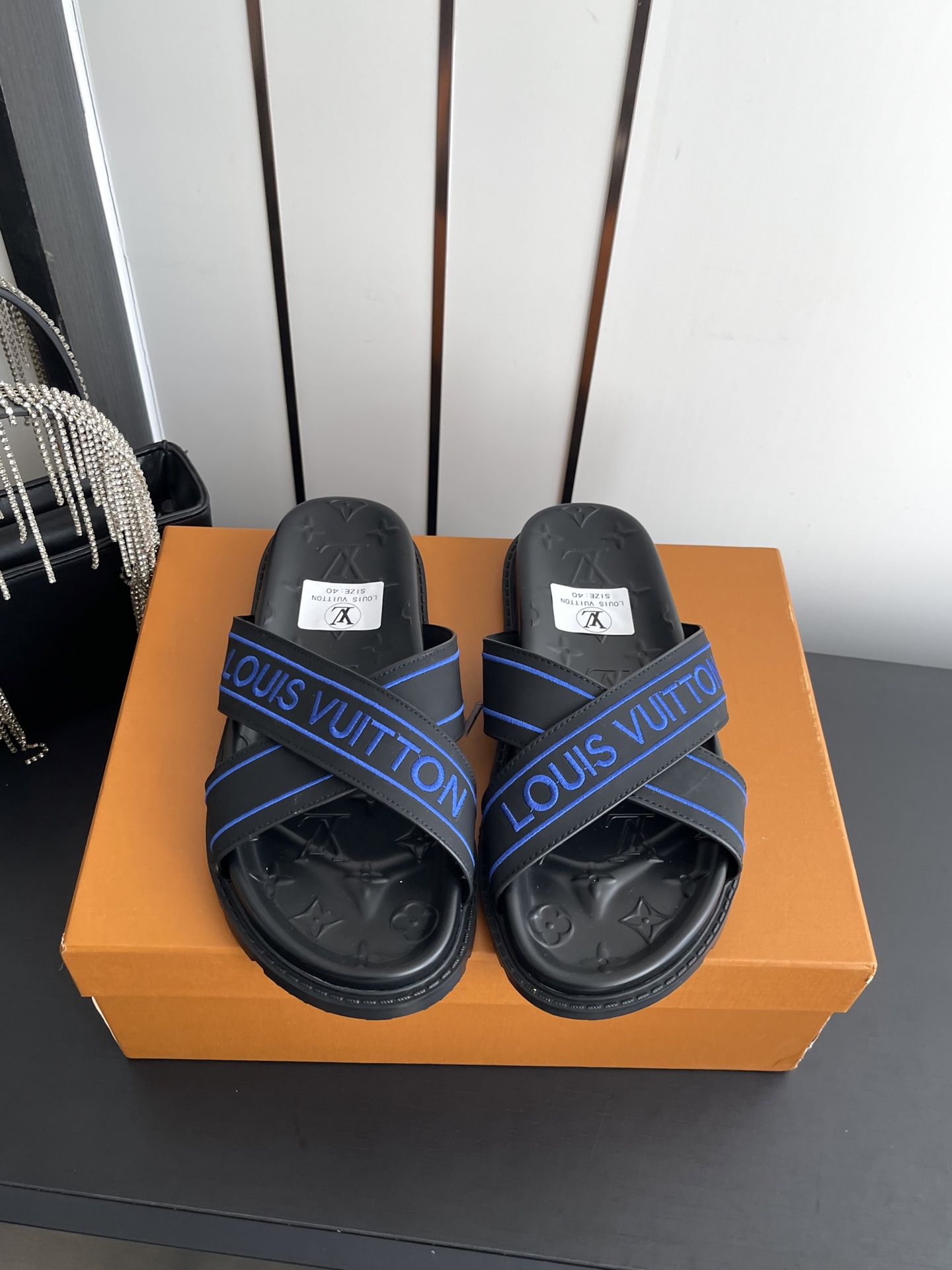 Louis Vuitton Vuitton 路易威登 夏季新品 休闲 沙滩 凉鞋 开模LV金属logo装饰鞋面牛皮 定制进口提花布料/ 老花皮料 水染羊皮内里三层组合大底 (水台+耐磨绒+橡胶底) 46定做