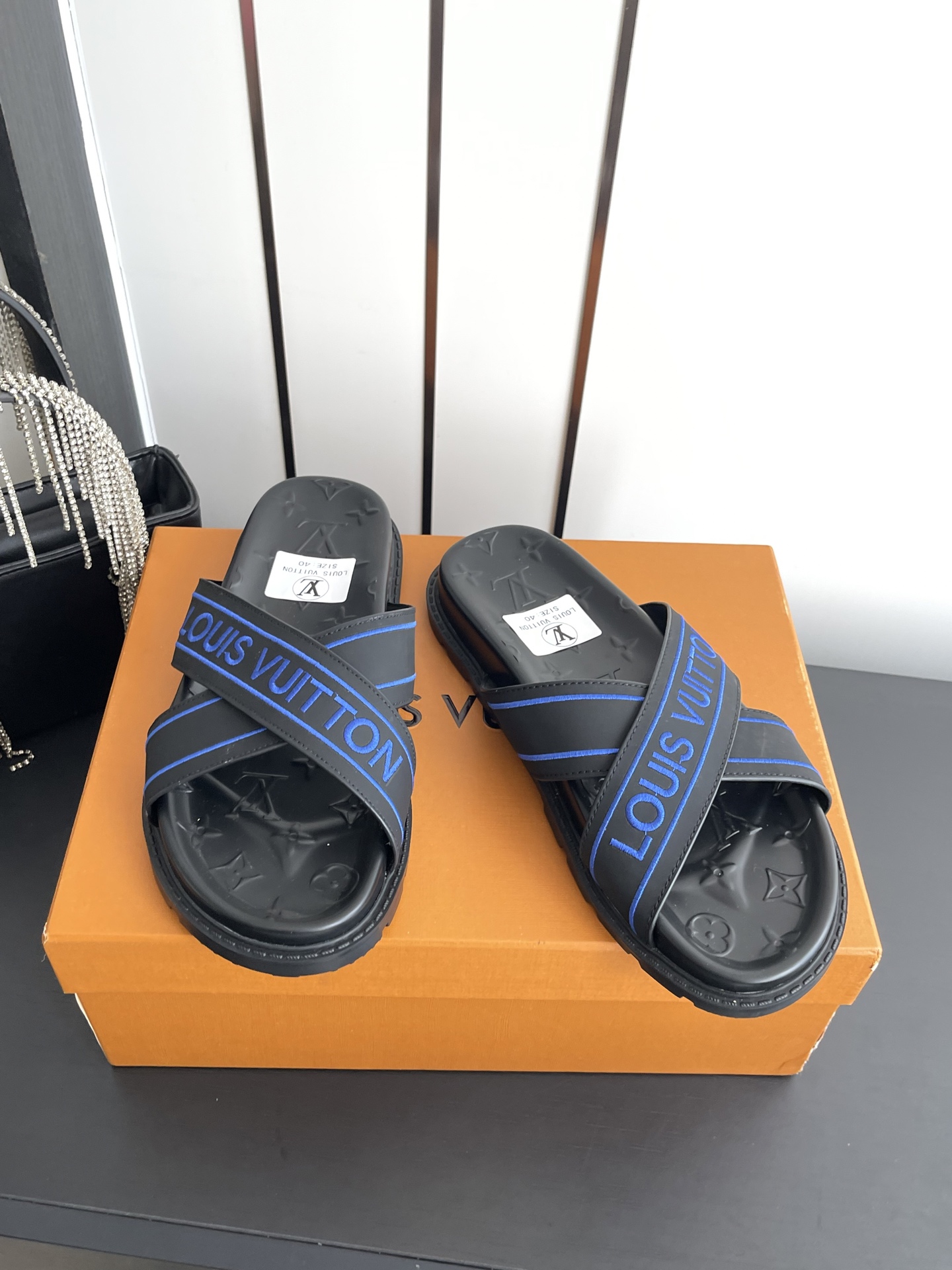 Louis Vuitton Vuitton 路易威登 夏季新品 休闲 沙滩 凉鞋 开模LV金属logo装饰鞋面牛皮 定制进口提花布料/ 老花皮料 水染羊皮内里三层组合大底 (水台+耐磨绒+橡胶底) 46定做