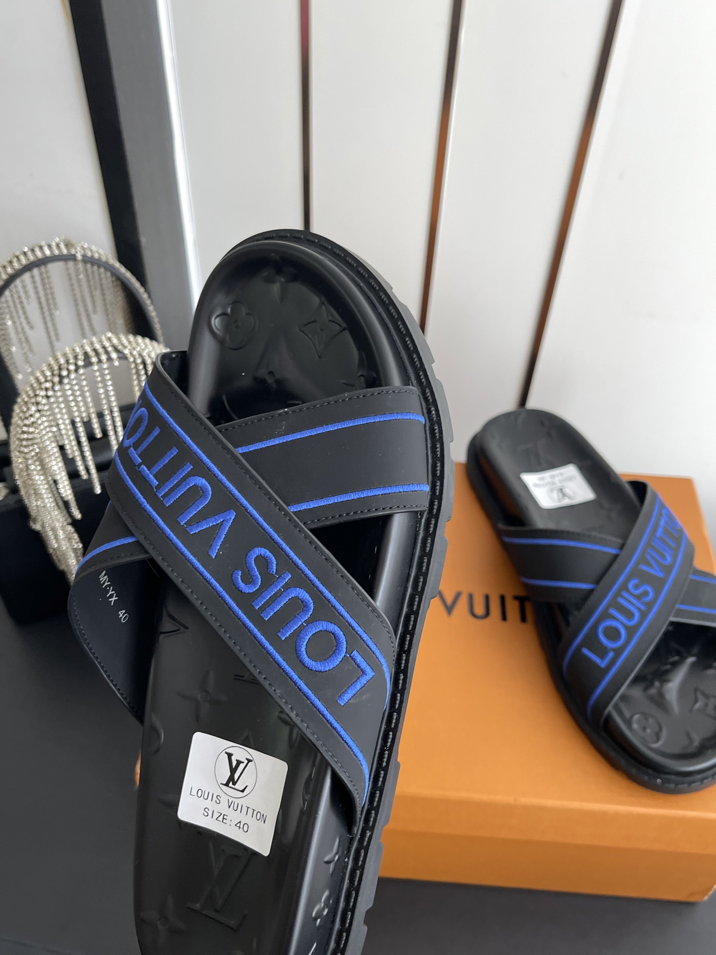 Louis Vuitton Vuitton 路易威登 夏季新品 休闲 沙滩 凉鞋 开模LV金属logo装饰鞋面牛皮 定制进口提花布料/ 老花皮料 水染羊皮内里三层组合大底 (水台+耐磨绒+橡胶底) 46定做