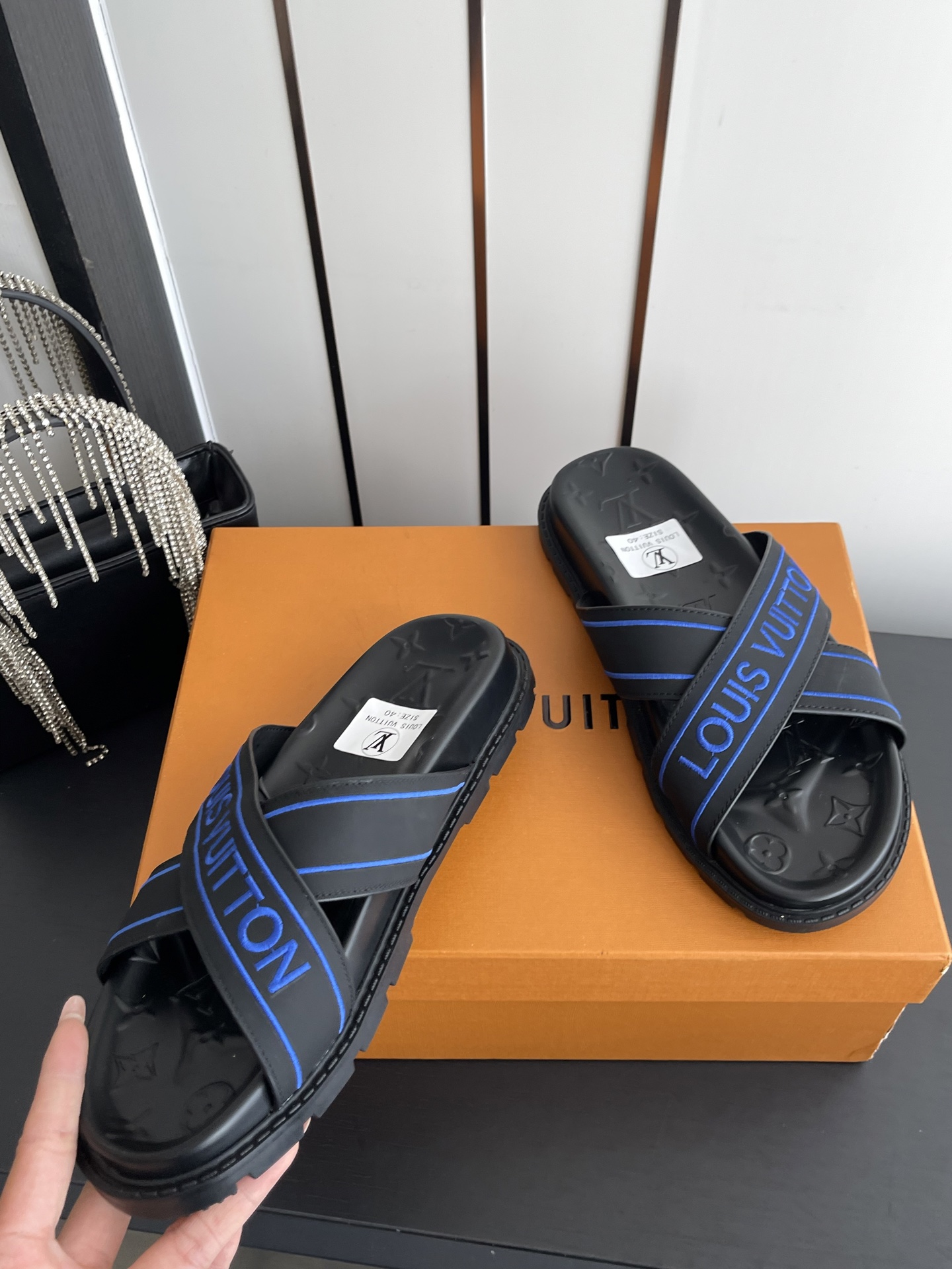 Louis Vuitton Vuitton 路易威登 夏季新品 休闲 沙滩 凉鞋 开模LV金属logo装饰鞋面牛皮 定制进口提花布料/ 老花皮料 水染羊皮内里三层组合大底 (水台+耐磨绒+橡胶底) 46定做