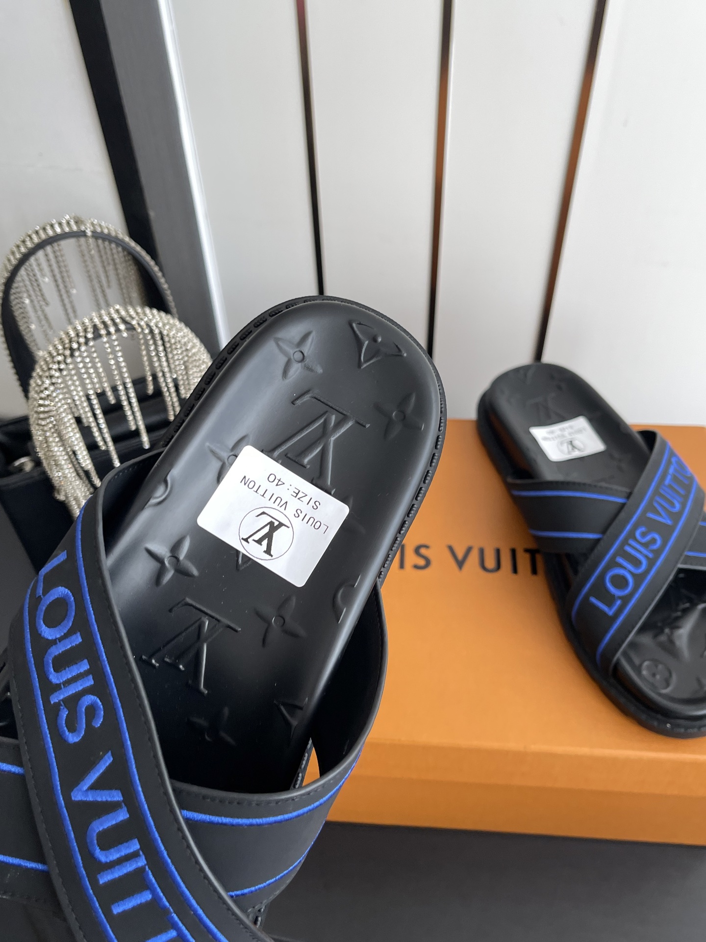 Louis Vuitton Vuitton 路易威登 夏季新品 休闲 沙滩 凉鞋 开模LV金属logo装饰鞋面牛皮 定制进口提花布料/ 老花皮料 水染羊皮内里三层组合大底 (水台+耐磨绒+橡胶底) 46定做