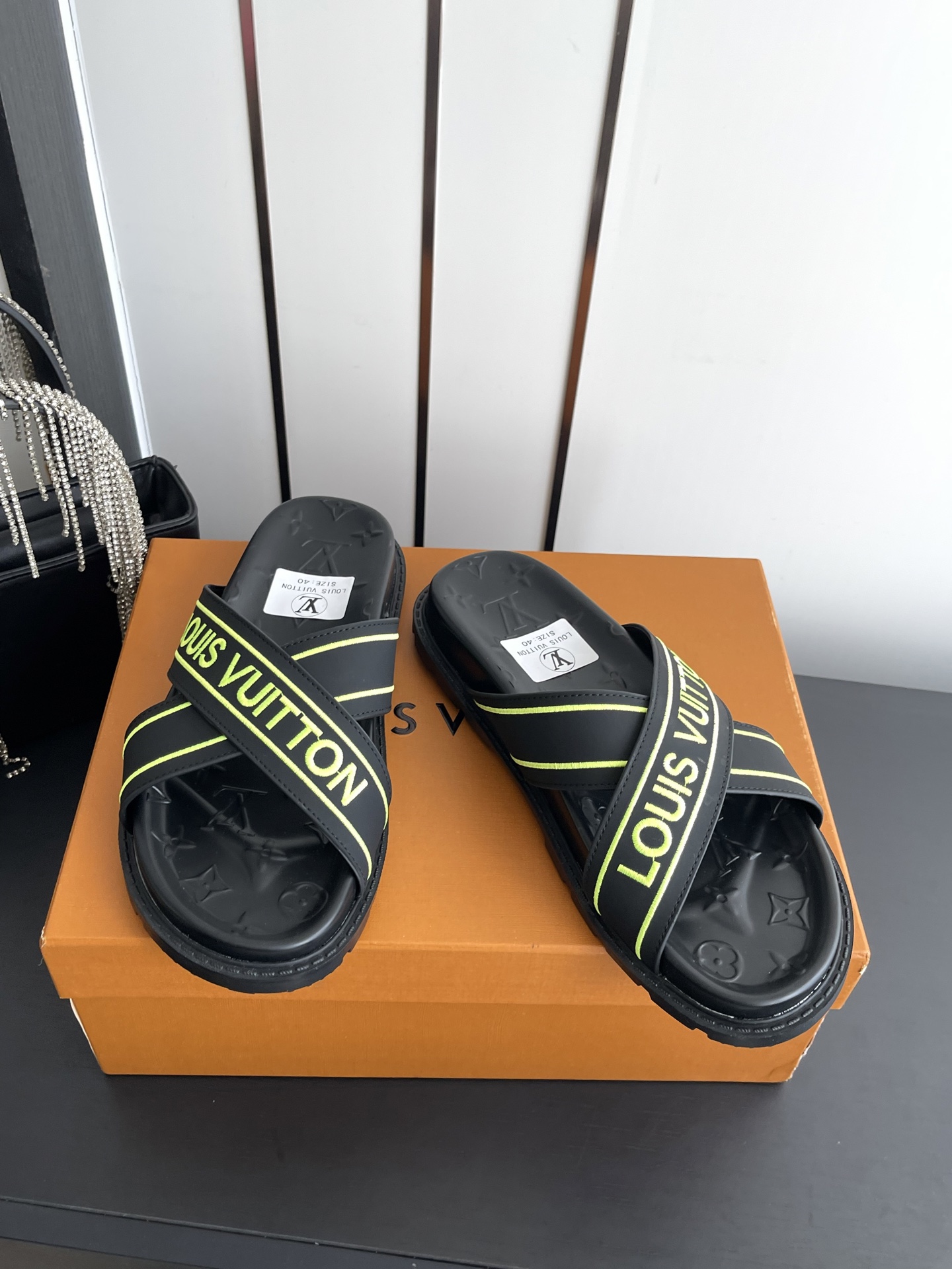 Louis Vuitton Vuitton 路易威登 夏季新品 休闲 沙滩 凉鞋 开模LV金属logo装饰鞋面牛皮 定制进口提花布料/ 老花皮料 水染羊皮内里三层组合大底 (水台+耐磨绒+橡胶底) 46定做