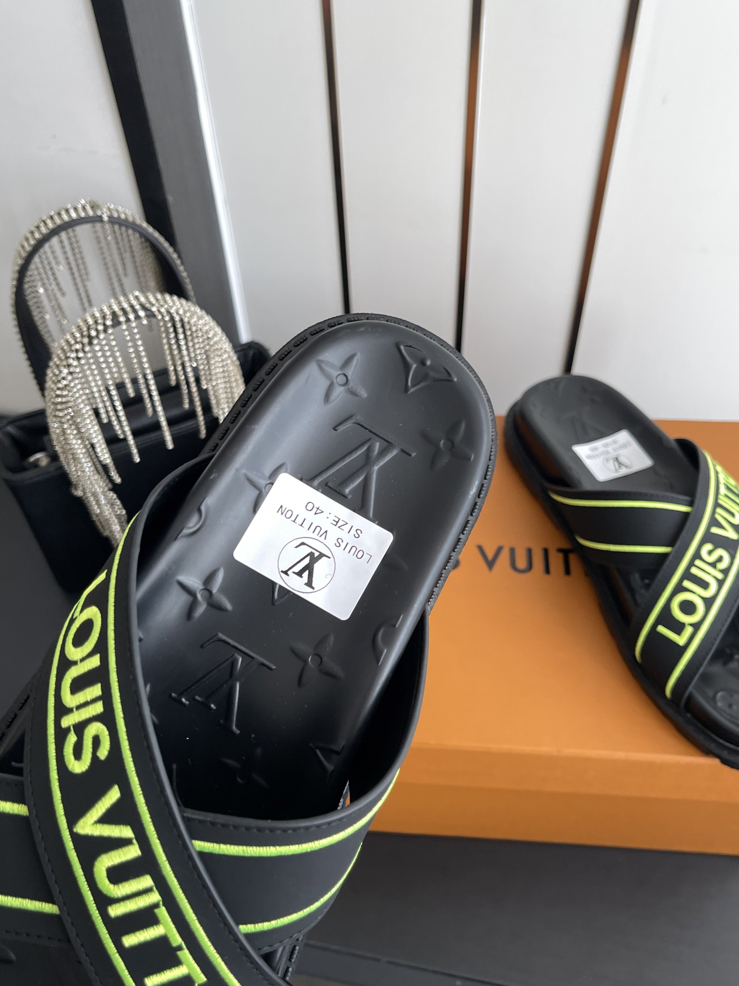 Louis Vuitton Vuitton 路易威登 夏季新品 休闲 沙滩 凉鞋 开模LV金属logo装饰鞋面牛皮 定制进口提花布料/ 老花皮料 水染羊皮内里三层组合大底 (水台+耐磨绒+橡胶底) 46定做