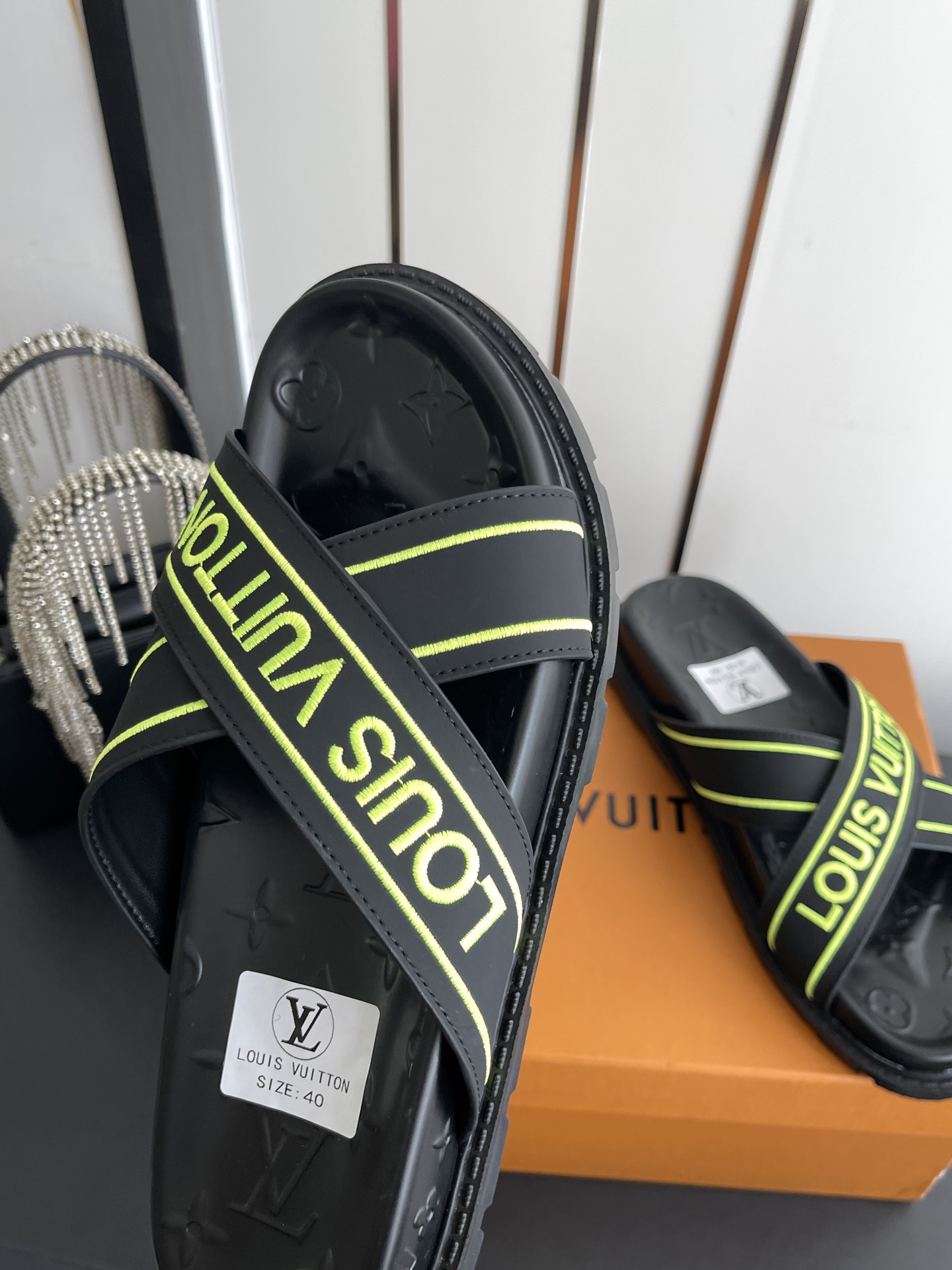 Louis Vuitton Vuitton 路易威登 夏季新品 休闲 沙滩 凉鞋 开模LV金属logo装饰鞋面牛皮 定制进口提花布料/ 老花皮料 水染羊皮内里三层组合大底 (水台+耐磨绒+橡胶底) 46定做