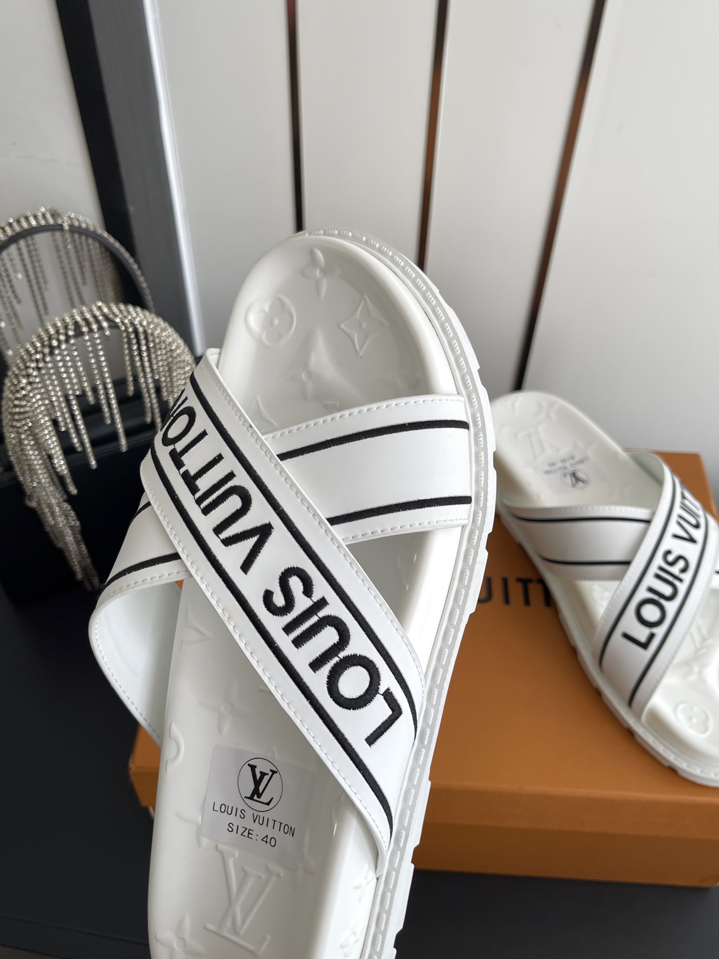 Louis Vuitton Vuitton 路易威登 夏季新品 休闲 沙滩 凉鞋 开模LV金属logo装饰鞋面牛皮 定制进口提花布料/ 老花皮料 水染羊皮内里三层组合大底 (水台+耐磨绒+橡胶底) 46定做
