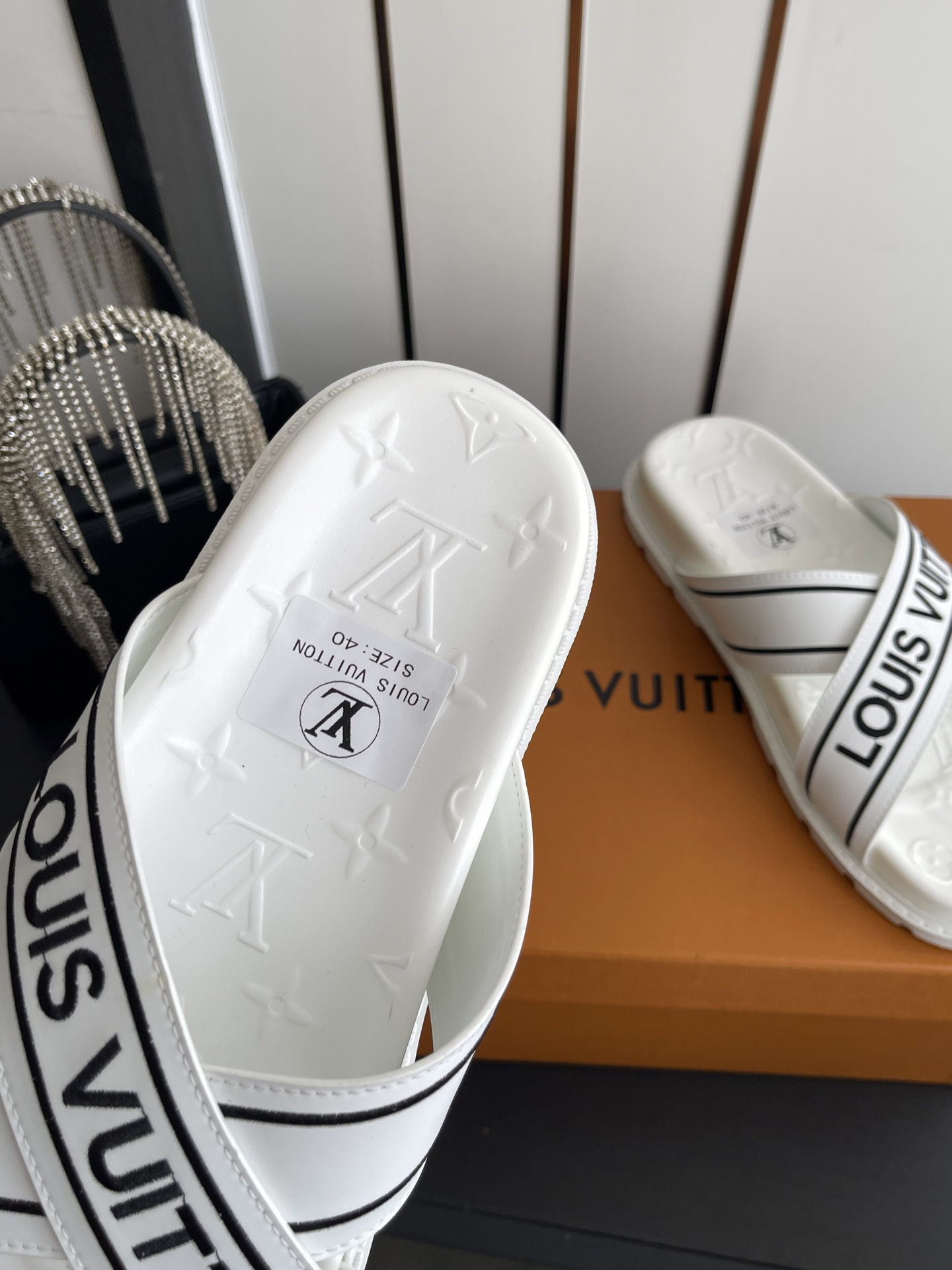 Louis Vuitton Vuitton 路易威登 夏季新品 休闲 沙滩 凉鞋 开模LV金属logo装饰鞋面牛皮 定制进口提花布料/ 老花皮料 水染羊皮内里三层组合大底 (水台+耐磨绒+橡胶底) 46定做