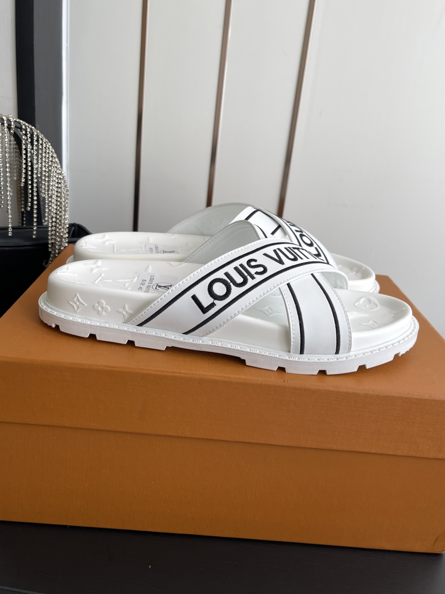 Louis Vuitton Vuitton 路易威登 夏季新品 休闲 沙滩 凉鞋 开模LV金属logo装饰鞋面牛皮 定制进口提花布料/ 老花皮料 水染羊皮内里三层组合大底 (水台+耐磨绒+橡胶底) 46定做