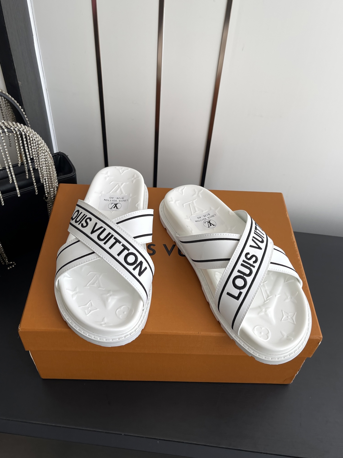 Louis Vuitton Vuitton 路易威登 夏季新品 休闲 沙滩 凉鞋 开模LV金属logo装饰鞋面牛皮 定制进口提花布料/ 老花皮料 水染羊皮内里三层组合大底 (水台+耐磨绒+橡胶底) 46定做