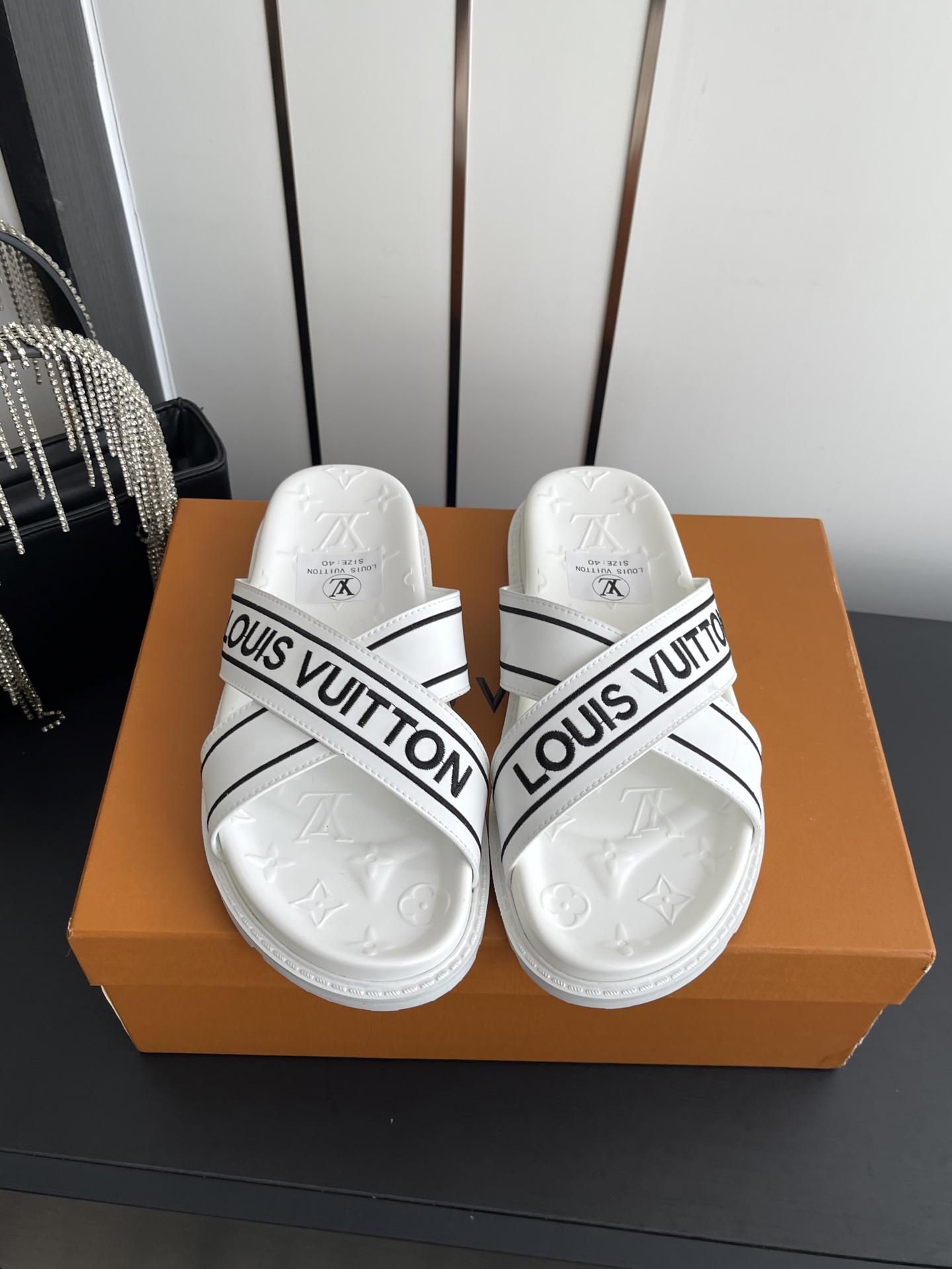 Louis Vuitton Vuitton 路易威登 夏季新品 休闲 沙滩 凉鞋 开模LV金属logo装饰鞋面牛皮 定制进口提花布料/ 老花皮料 水染羊皮内里三层组合大底 (水台+耐磨绒+橡胶底) 46定做
