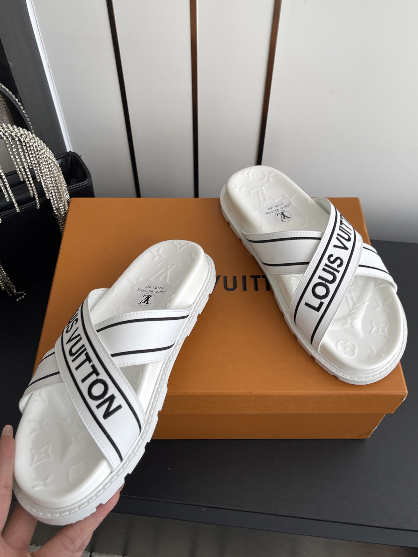 Louis Vuitton Vuitton 路易威登 夏季新品 休闲 沙滩 凉鞋 开模LV金属logo装饰鞋面牛皮 定制进口提花布料/ 老花皮料 水染羊皮内里三层组合大底 (水台+耐磨绒+橡胶底) 46定做