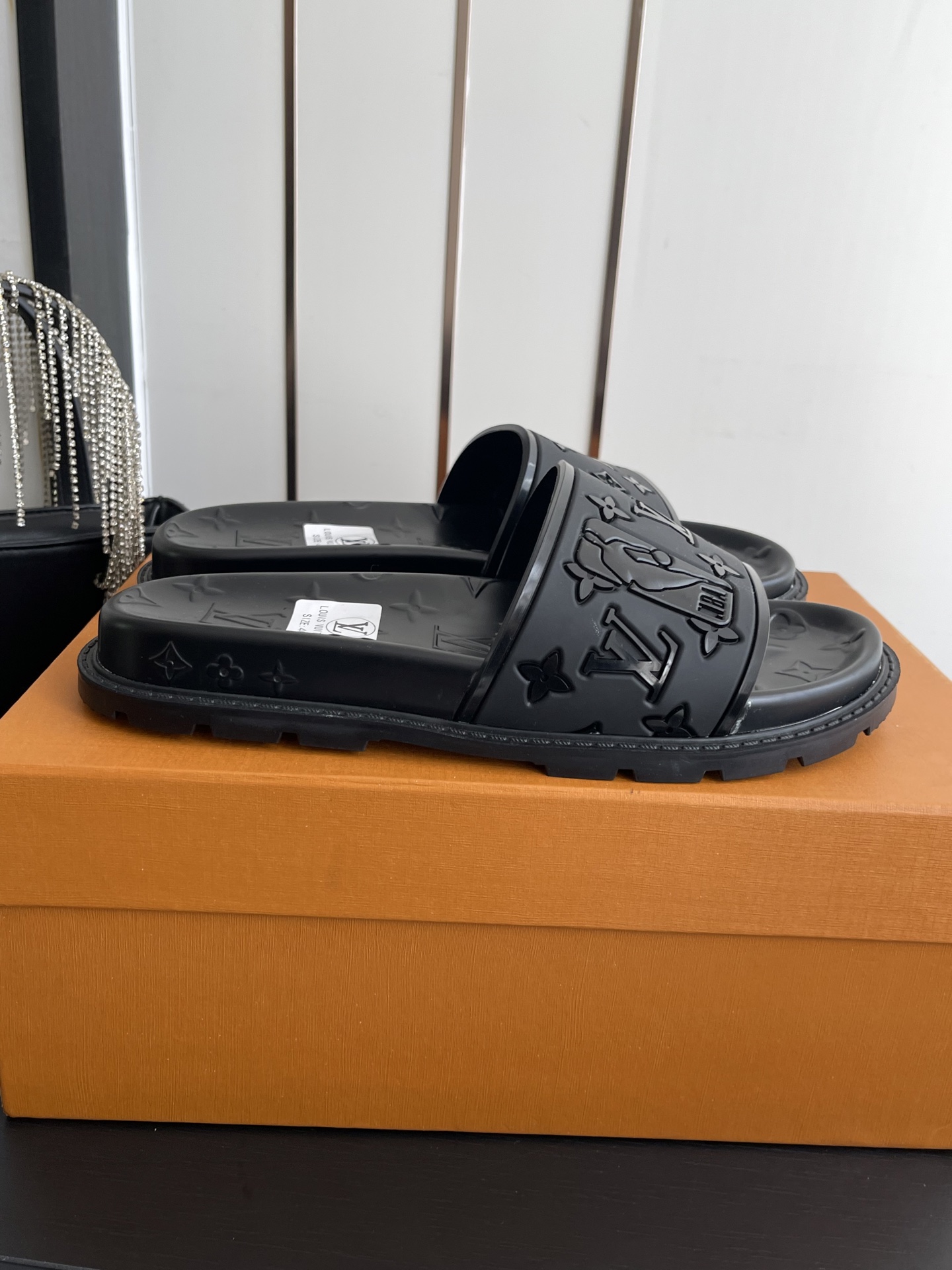 Louis Vuitton Vuitton 路易威登 夏季新品 休闲 沙滩 凉鞋 开模LV金属logo装饰鞋面牛皮 定制进口提花布料/ 老花皮料 水染羊皮内里三层组合大底 (水台+耐磨绒+橡胶底) 46定做