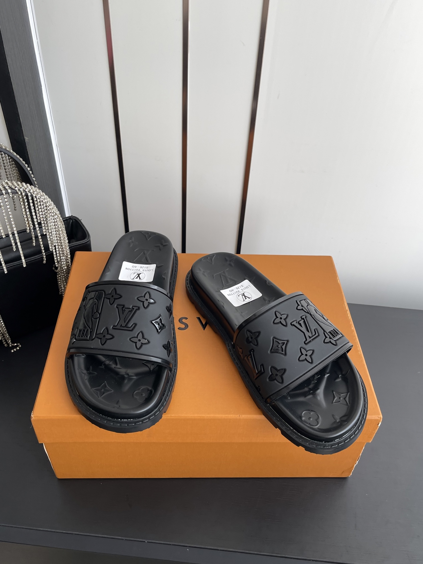 Louis Vuitton Vuitton 路易威登 夏季新品 休闲 沙滩 凉鞋 开模LV金属logo装饰鞋面牛皮 定制进口提花布料/ 老花皮料 水染羊皮内里三层组合大底 (水台+耐磨绒+橡胶底) 46定做
