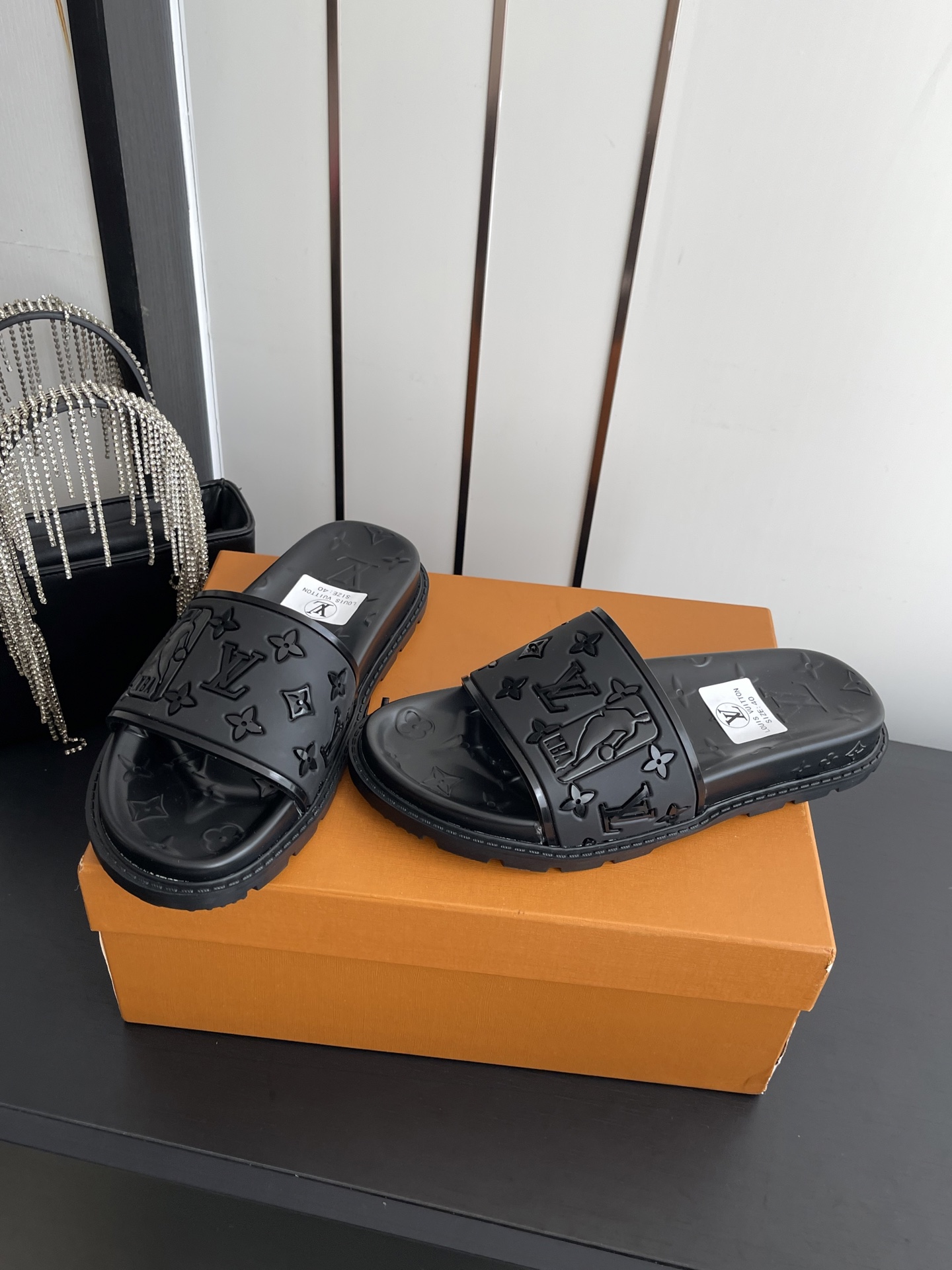 Louis Vuitton Vuitton 路易威登 夏季新品 休闲 沙滩 凉鞋 开模LV金属logo装饰鞋面牛皮 定制进口提花布料/ 老花皮料 水染羊皮内里三层组合大底 (水台+耐磨绒+橡胶底) 46定做