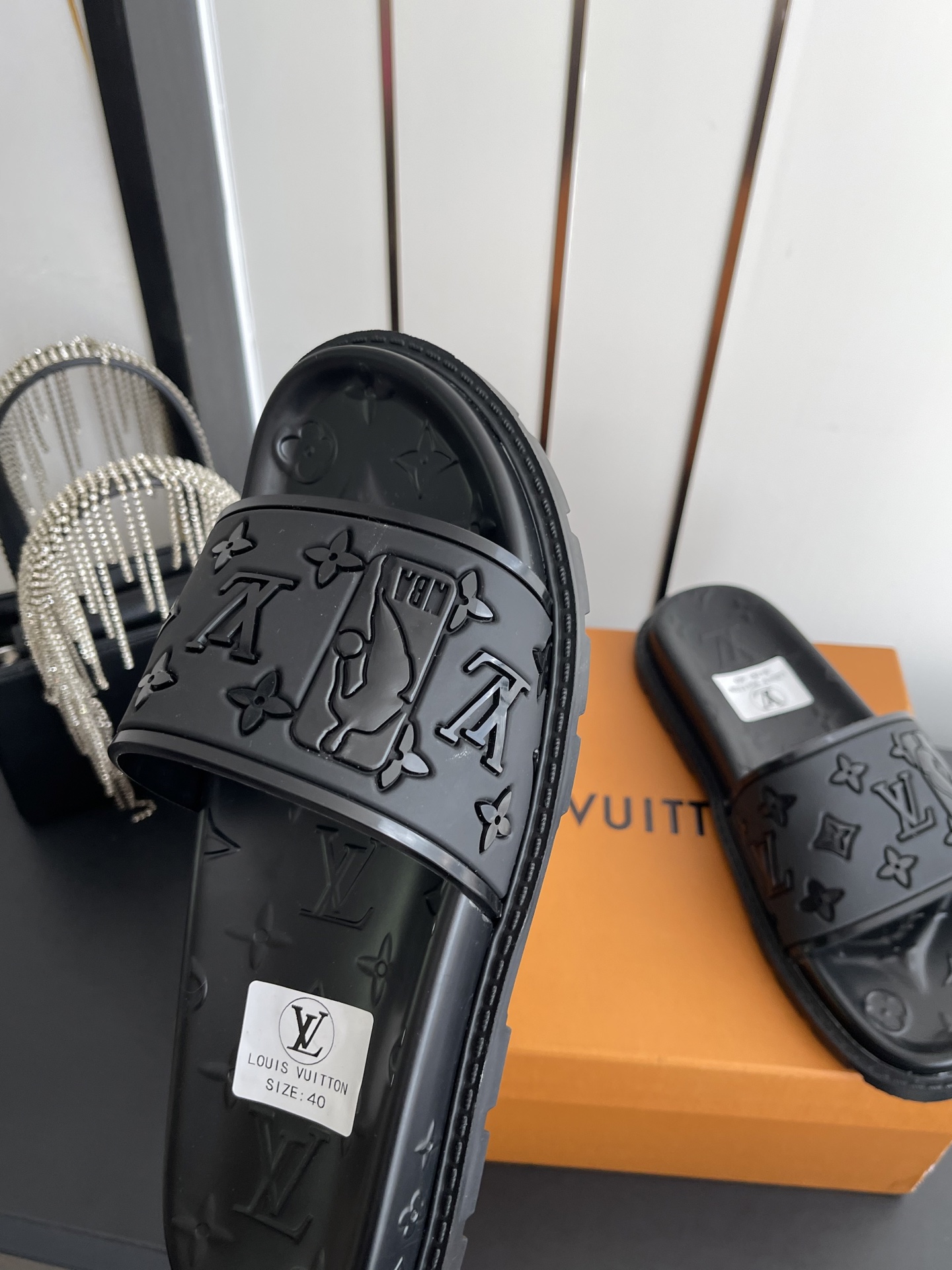 Louis Vuitton Vuitton 路易威登 夏季新品 休闲 沙滩 凉鞋 开模LV金属logo装饰鞋面牛皮 定制进口提花布料/ 老花皮料 水染羊皮内里三层组合大底 (水台+耐磨绒+橡胶底) 46定做