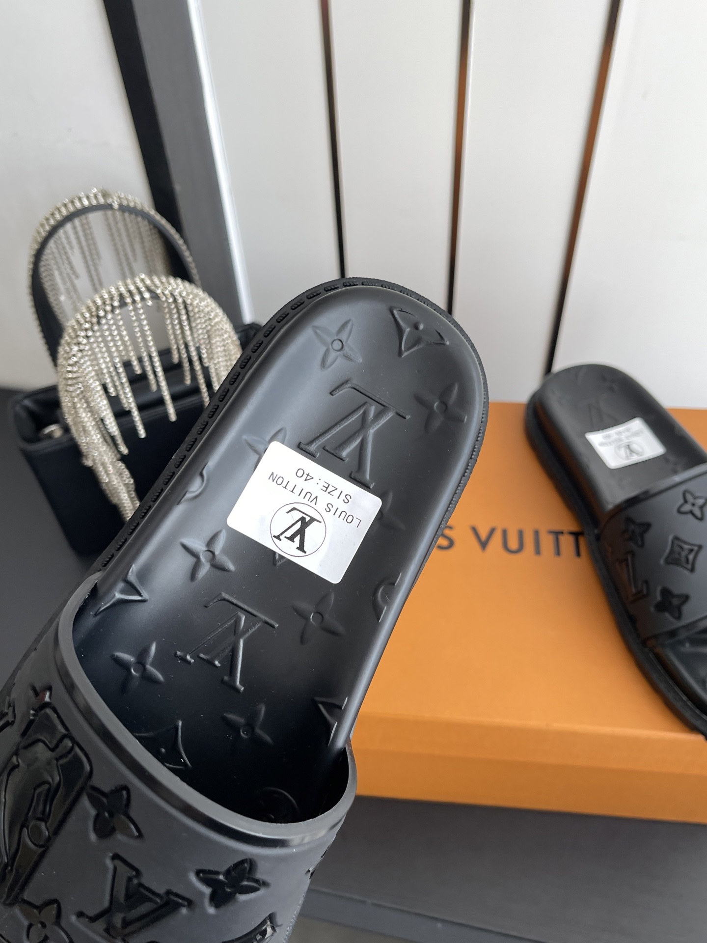 Louis Vuitton Vuitton 路易威登 夏季新品 休闲 沙滩 凉鞋 开模LV金属logo装饰鞋面牛皮 定制进口提花布料/ 老花皮料 水染羊皮内里三层组合大底 (水台+耐磨绒+橡胶底) 46定做