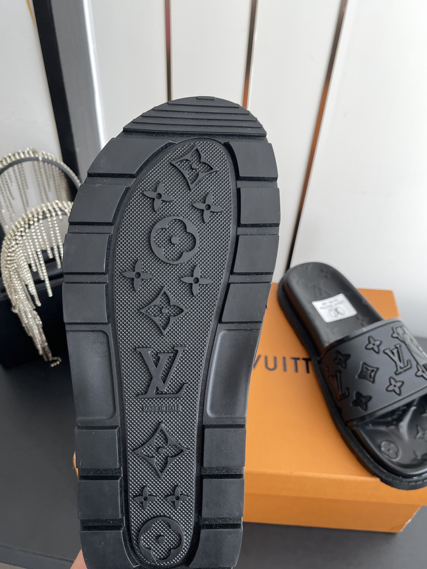 Louis Vuitton Vuitton 路易威登 夏季新品 休闲 沙滩 凉鞋 开模LV金属logo装饰鞋面牛皮 定制进口提花布料/ 老花皮料 水染羊皮内里三层组合大底 (水台+耐磨绒+橡胶底) 46定做