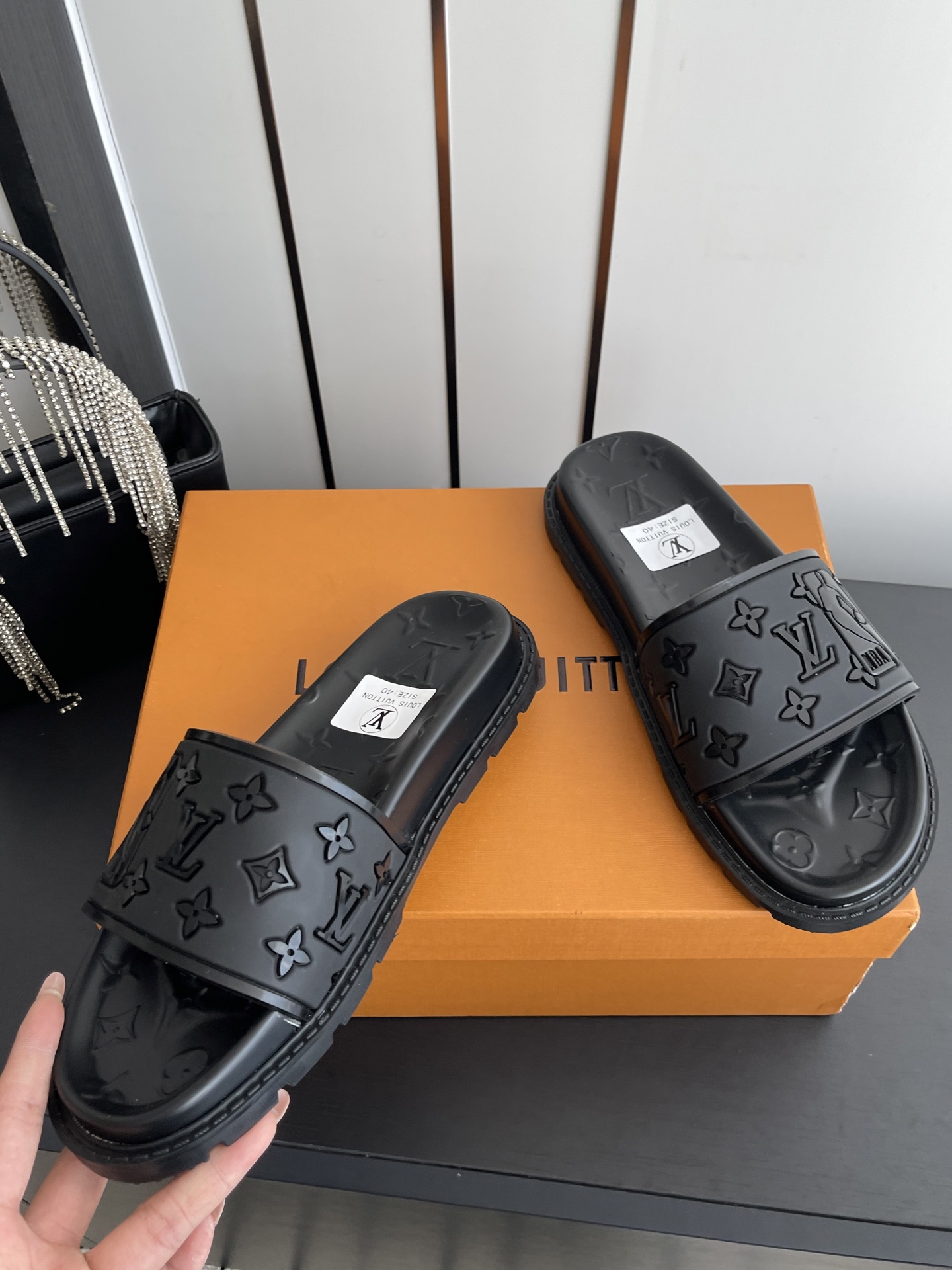 Louis Vuitton Vuitton 路易威登 夏季新品 休闲 沙滩 凉鞋 开模LV金属logo装饰鞋面牛皮 定制进口提花布料/ 老花皮料 水染羊皮内里三层组合大底 (水台+耐磨绒+橡胶底) 46定做