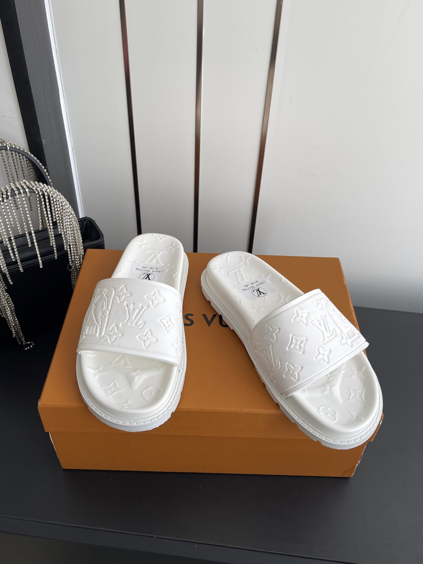 Louis Vuitton Vuitton 路易威登 夏季新品 休闲 沙滩 凉鞋 开模LV金属logo装饰鞋面牛皮 定制进口提花布料/ 老花皮料 水染羊皮内里三层组合大底 (水台+耐磨绒+橡胶底) 46定做