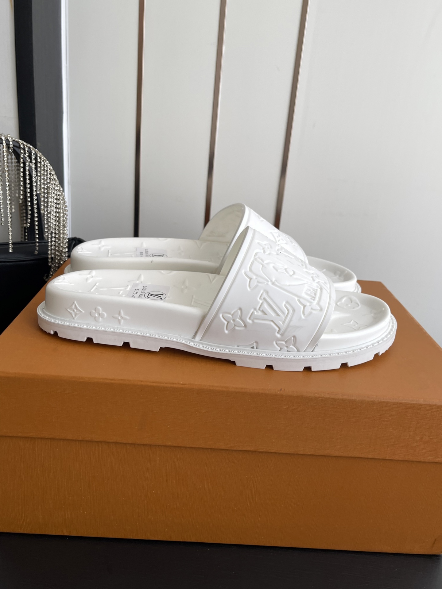 Louis Vuitton Vuitton 路易威登 夏季新品 休闲 沙滩 凉鞋 开模LV金属logo装饰鞋面牛皮 定制进口提花布料/ 老花皮料 水染羊皮内里三层组合大底 (水台+耐磨绒+橡胶底) 46定做