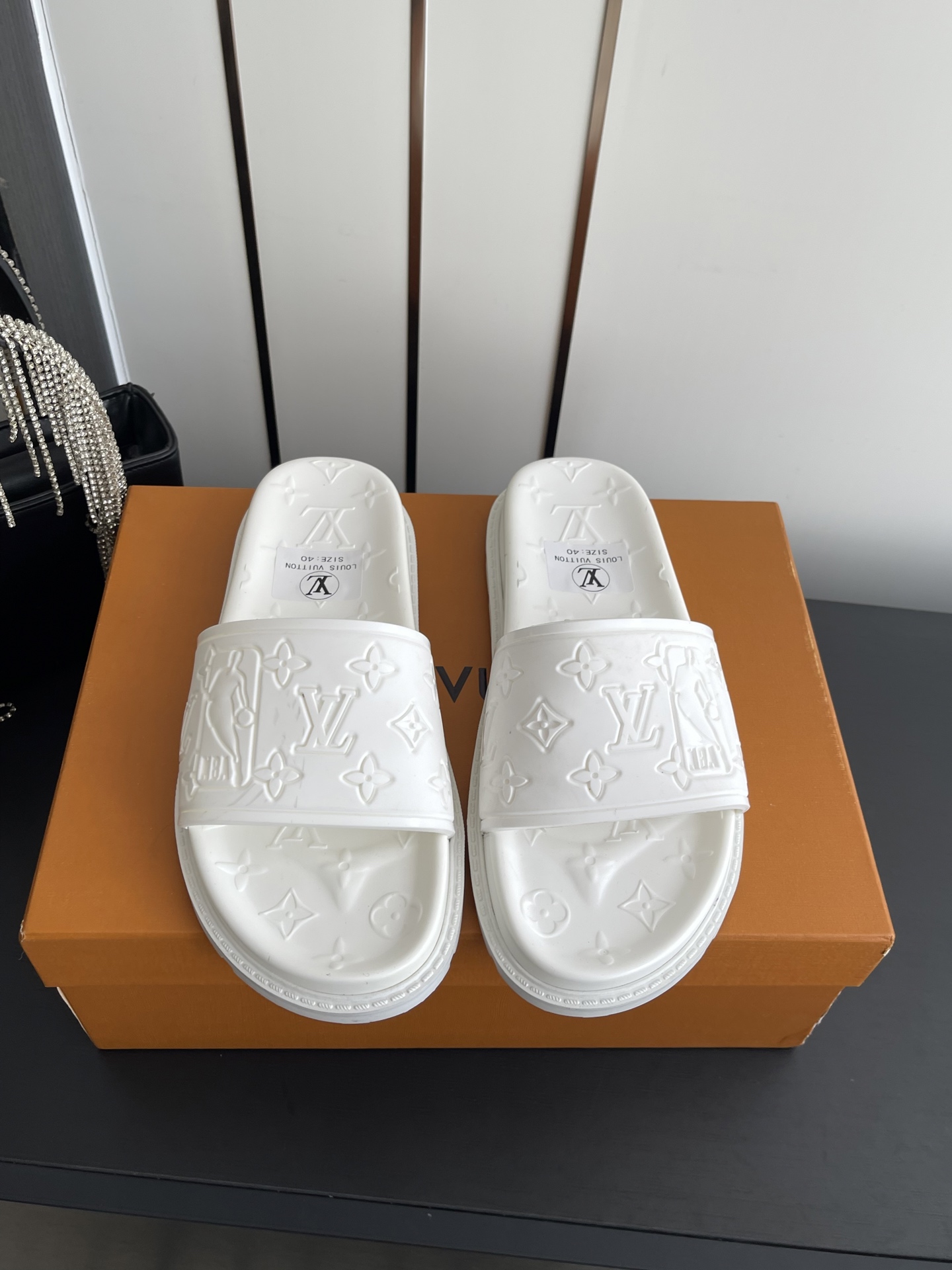Louis Vuitton Vuitton 路易威登 夏季新品 休闲 沙滩 凉鞋 开模LV金属logo装饰鞋面牛皮 定制进口提花布料/ 老花皮料 水染羊皮内里三层组合大底 (水台+耐磨绒+橡胶底) 46定做