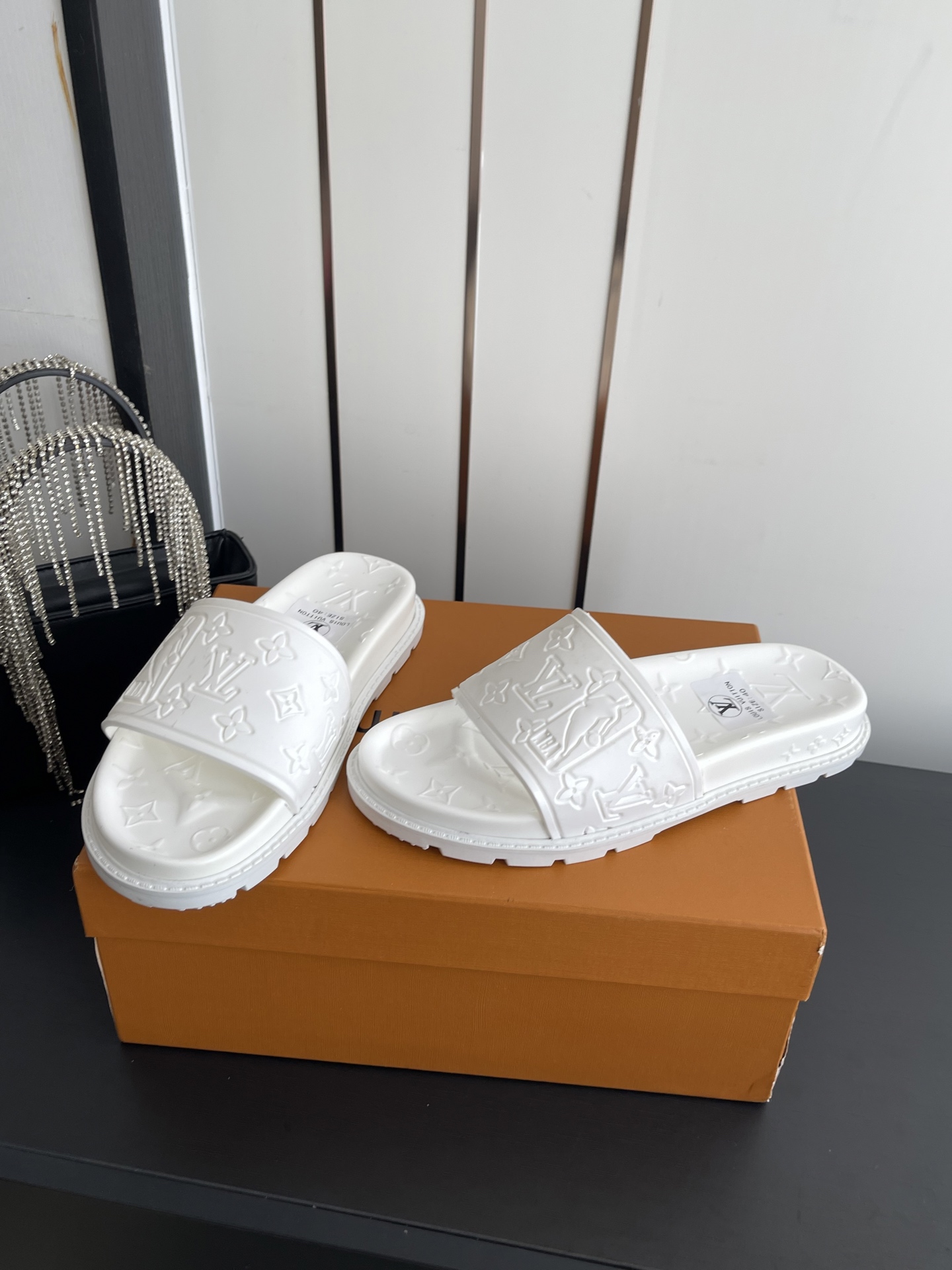 Louis Vuitton Vuitton 路易威登 夏季新品 休闲 沙滩 凉鞋 开模LV金属logo装饰鞋面牛皮 定制进口提花布料/ 老花皮料 水染羊皮内里三层组合大底 (水台+耐磨绒+橡胶底) 46定做