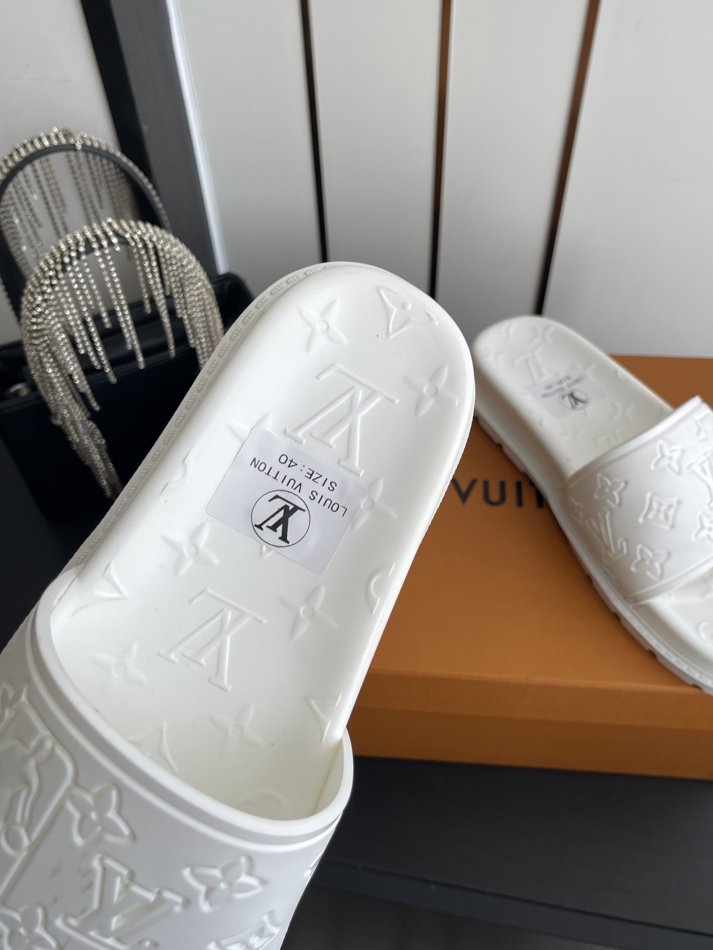 Louis Vuitton Vuitton 路易威登 夏季新品 休闲 沙滩 凉鞋 开模LV金属logo装饰鞋面牛皮 定制进口提花布料/ 老花皮料 水染羊皮内里三层组合大底 (水台+耐磨绒+橡胶底) 46定做
