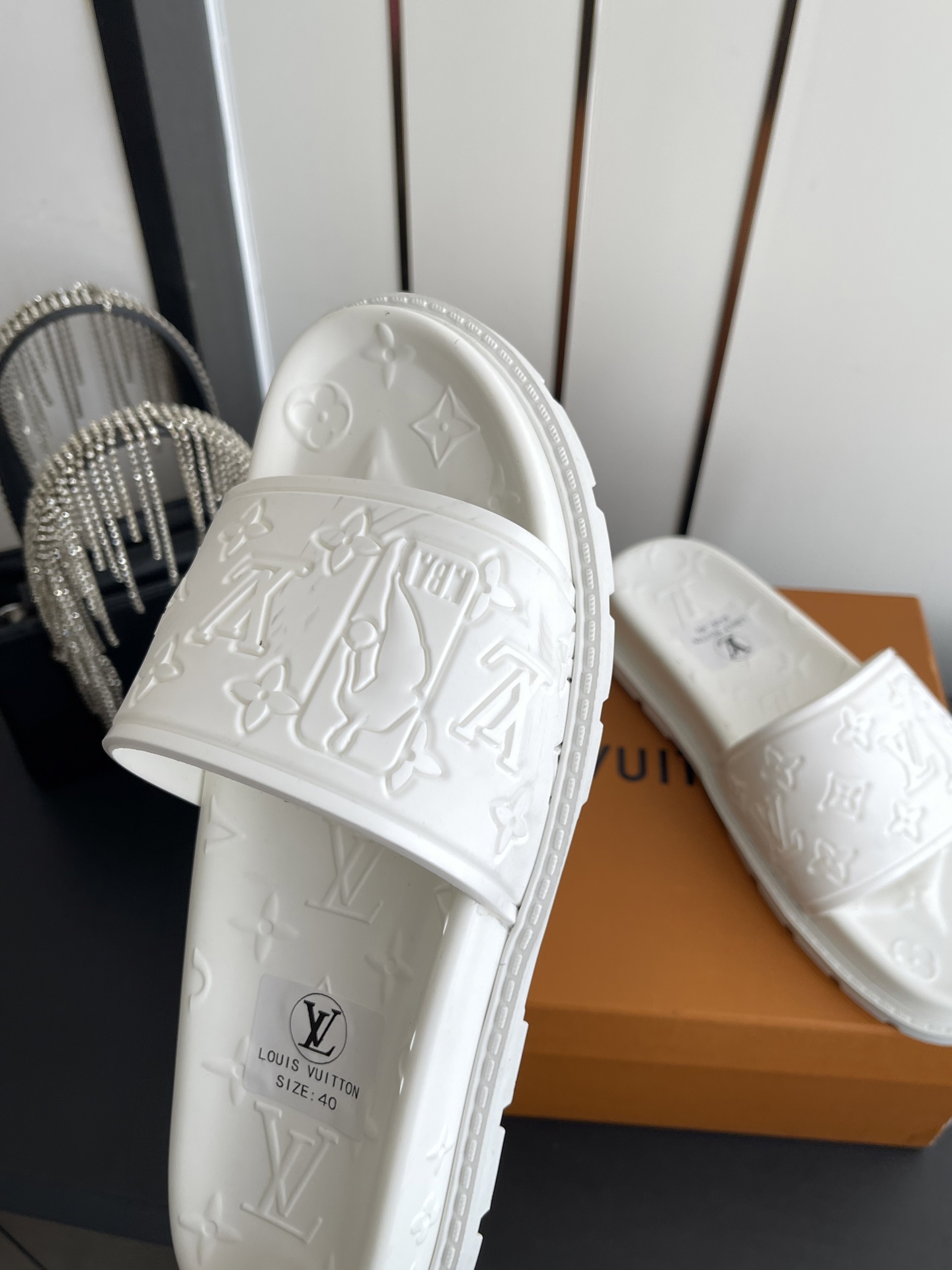 Louis Vuitton Vuitton 路易威登 夏季新品 休闲 沙滩 凉鞋 开模LV金属logo装饰鞋面牛皮 定制进口提花布料/ 老花皮料 水染羊皮内里三层组合大底 (水台+耐磨绒+橡胶底) 46定做