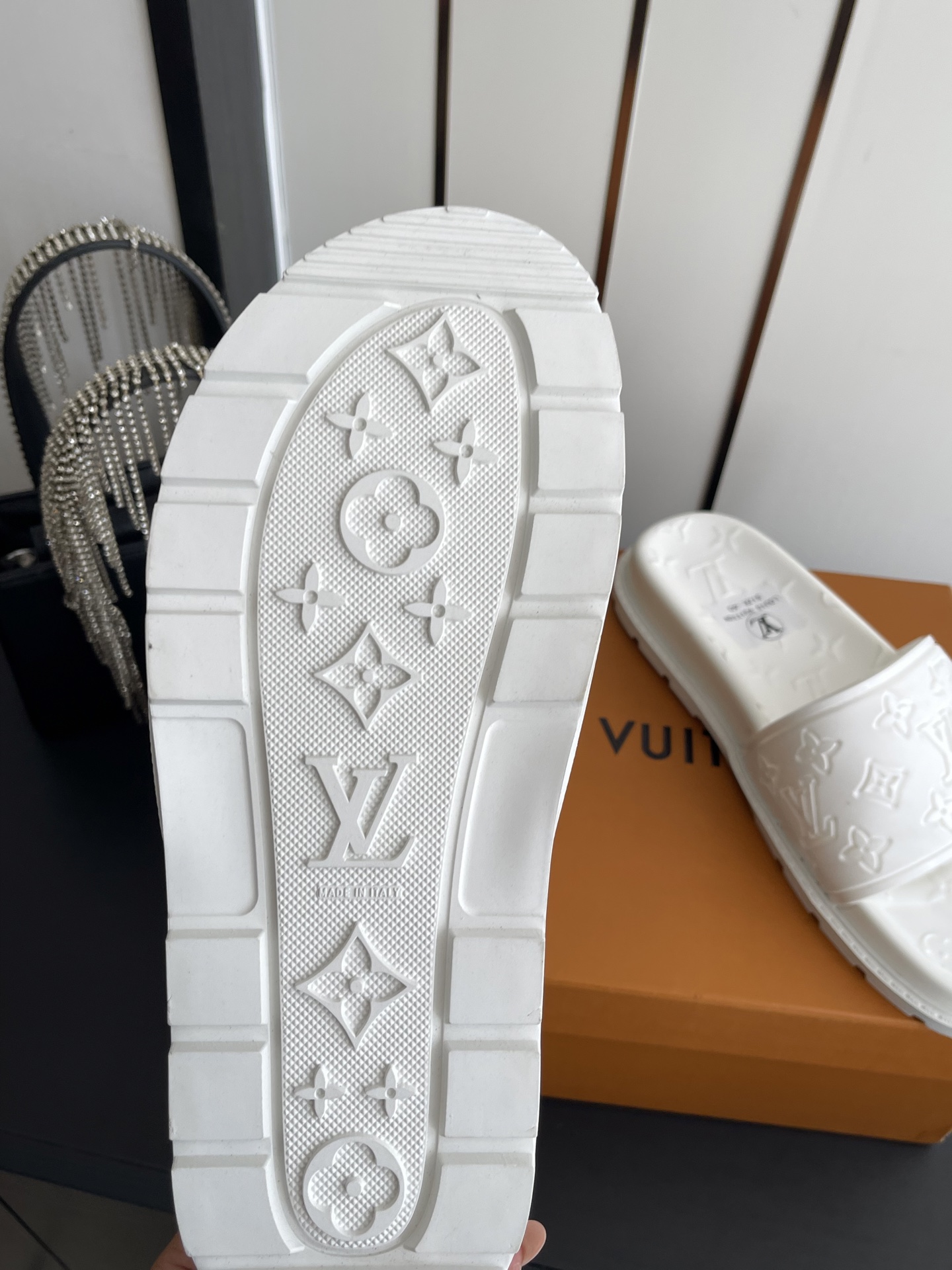 Louis Vuitton Vuitton 路易威登 夏季新品 休闲 沙滩 凉鞋 开模LV金属logo装饰鞋面牛皮 定制进口提花布料/ 老花皮料 水染羊皮内里三层组合大底 (水台+耐磨绒+橡胶底) 46定做