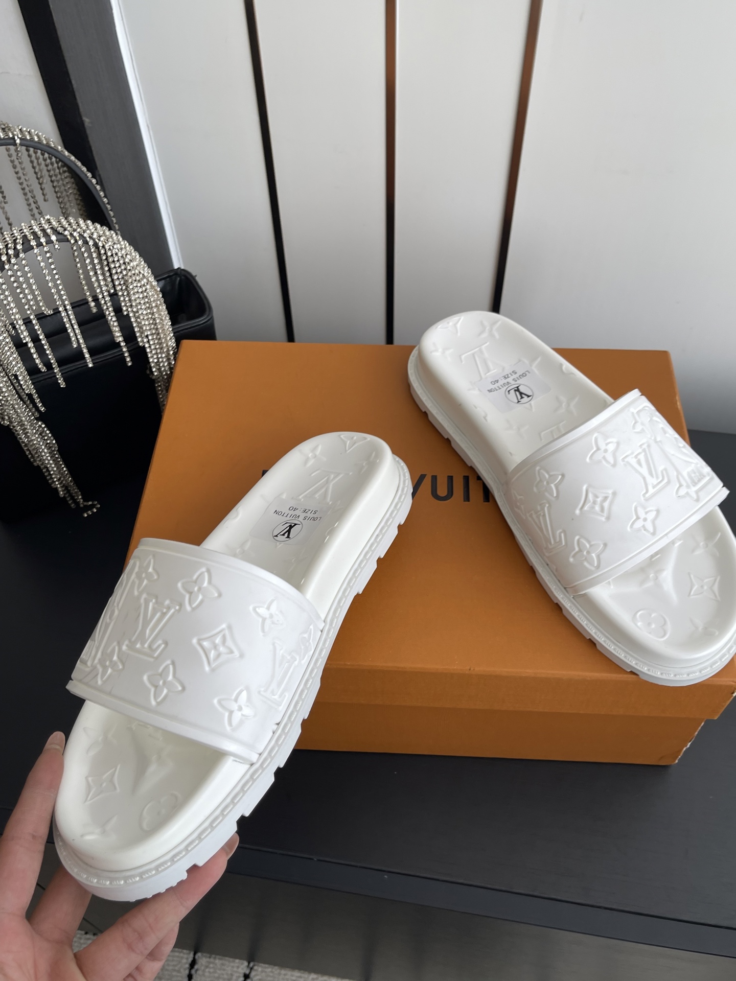 Louis Vuitton Vuitton 路易威登 夏季新品 休闲 沙滩 凉鞋 开模LV金属logo装饰鞋面牛皮 定制进口提花布料/ 老花皮料 水染羊皮内里三层组合大底 (水台+耐磨绒+橡胶底) 46定做