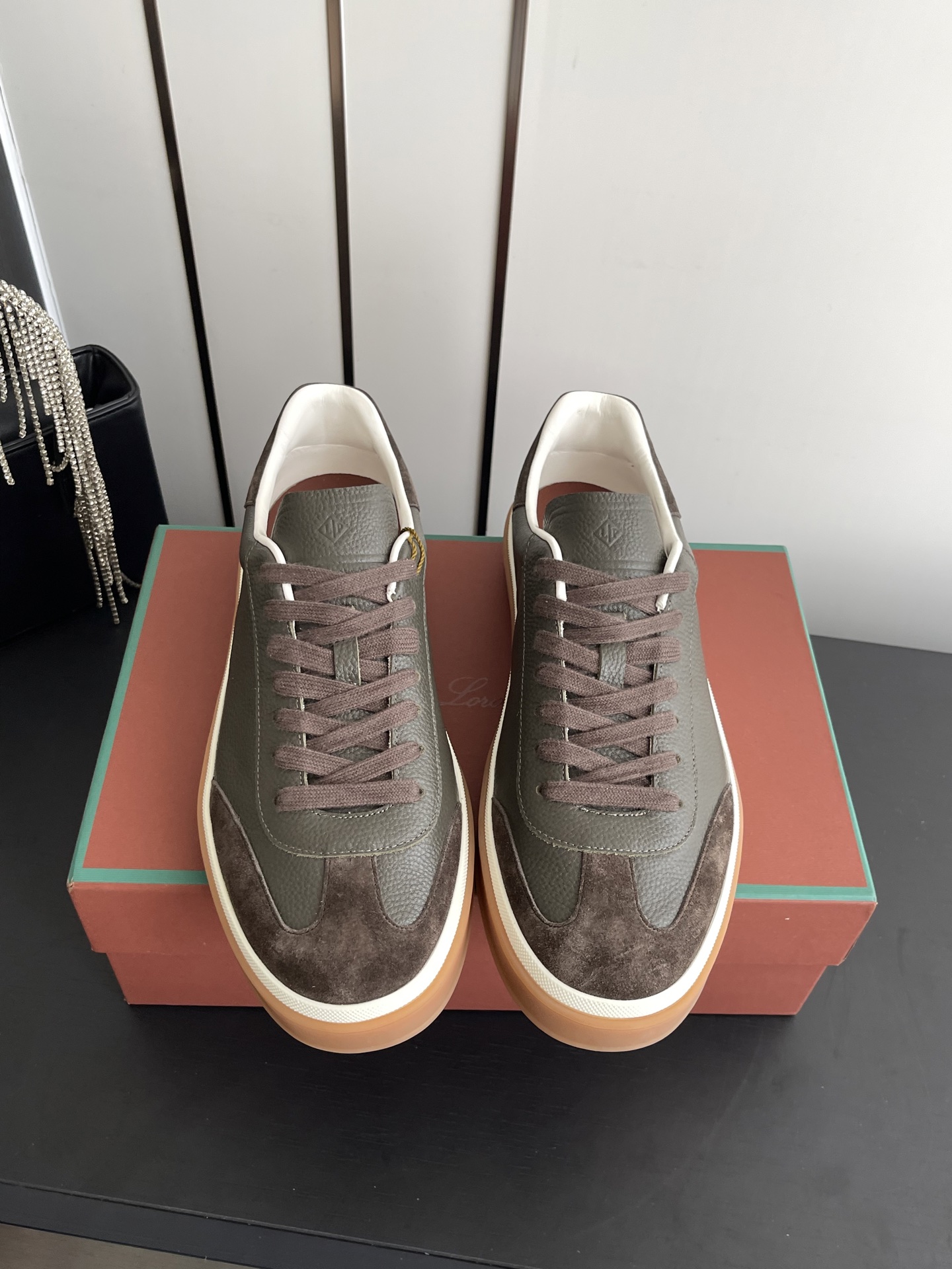 NO:816915,Loro Piana Couple's moral training shoes Casual sneakers This new suede tennis shoe features an ultra-low design, suitable for year-round wear. The covered sole creates a relaxed and charming color combination, harmoniously blending functionality and understated personality. The ideal shoe choice for urban dressing. Kummel color insert at the heel Soft calfskin tongue, embossed LP logo cotton lace upper, cow split suede sole Rubber-lined calfskin fabric  Original customized first-layer cowhide lining Customized calfskin lining Outsole Original open-molded anti-slip rubber material Size 35-45 (40 for women, 45 for men, customized), casual shoes/sports shoes, loro piana, loro piana, sneakers, cowhide19860909Loro Piana 诺悠翩雅 情侣款德训鞋 休闲板鞋 这款新款绒面革网球鞋采用超低帮设计,适合全年穿着.包边鞋底营造轻松迷人的色彩组合,将功能性与低调个性风格和谐融合.打造都市着装的理想鞋履选择.鞋跟处饰以Kummel色嵌片柔软小牛皮鞋舌,压印LP徽标棉质鞋带鞋面,牛剖层绒面革鞋底 橡胶衬里小牛皮 面料 原版定制头层牛皮 内里 定制小牛皮里 大底 原版开模防滑橡胶材质 码数35-45（女40 男45定做）,休闲鞋/运动鞋,loro piana,loro piana,sneakers,cowhide,Women's Shoes