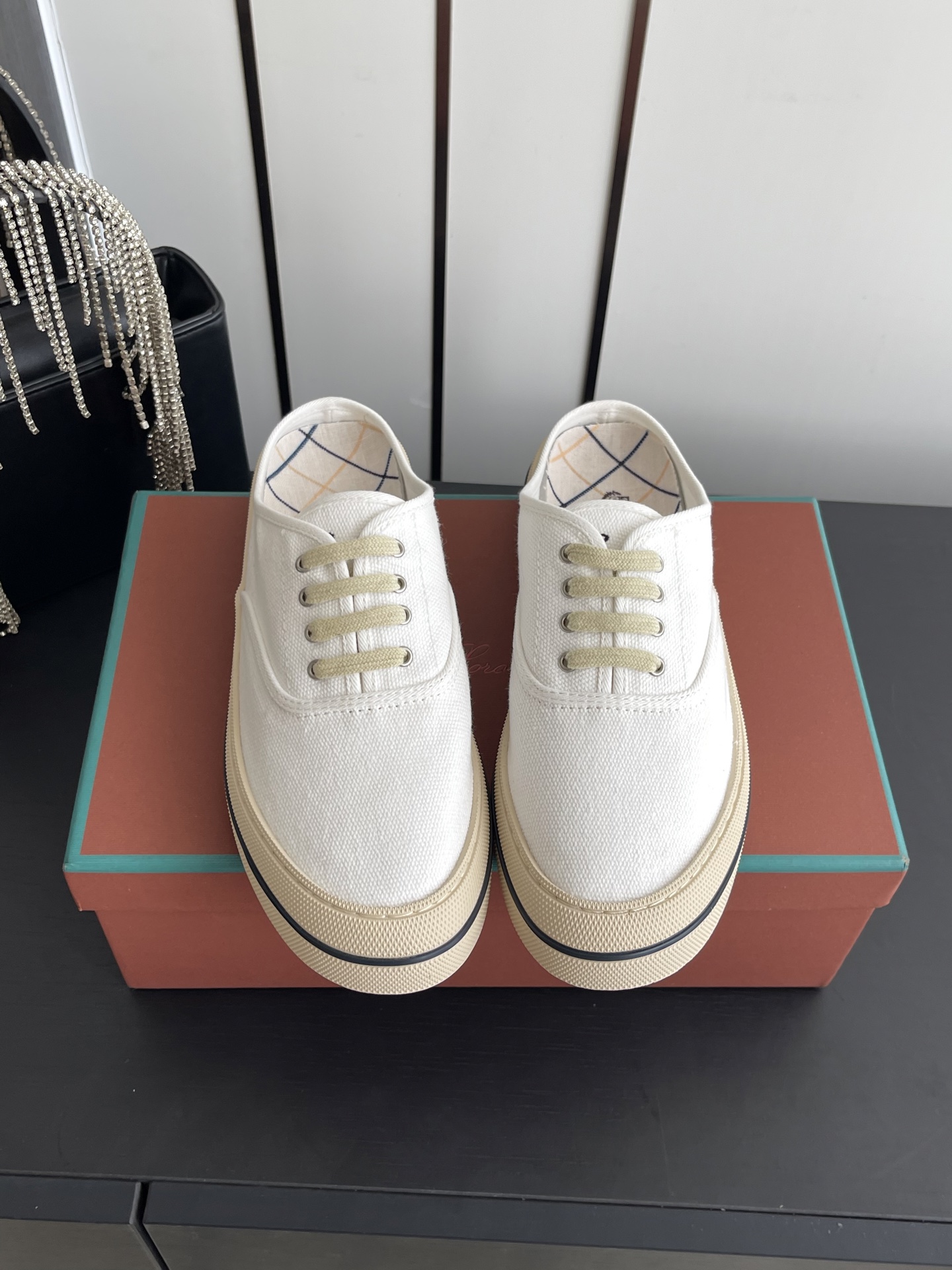 NO:816919,LoroPiana 26ss new spring and summer canvas shoes and half-slip casual shoes. This casual shoe adopts an ultra-low-top design and a leather-stitched canvas fabric upper, suitable for year-round wear. The edged sole creates a relaxed and charming color combination, harmoniously blending functionality and low-key personality. An ideal shoe choice for urban wear. Embossed LP logo cotton lace upper, cow split suede sole, rubber lining, calfskin insole!  Original box packaging + shoe storage bag included. Size 35-40 (40 customized), casual shoes/sports shoes, loro piana, loro piana, sneakers, cowhide19860909LoroPiana 诺悠翩雅 26ss 春夏新款 帆布鞋 半拖休闲鞋 这款休闲鞋采用超低帮设计,革拼接帆布织物鞋面,适合全年穿着.包边鞋底营造轻松迷人的色彩组合,将功能性与低调个性风格和谐融合.打造都市着装的理想鞋履选择.压印LP徽标棉质鞋带鞋面,牛剖层绒面革鞋底,橡胶衬里,小牛皮鞋垫！原盒包装+随附鞋履收纳袋. 码数35-40（40订做）,休闲鞋/运动鞋,loro piana,loro piana,sneakers,cowhide,Women's Shoes