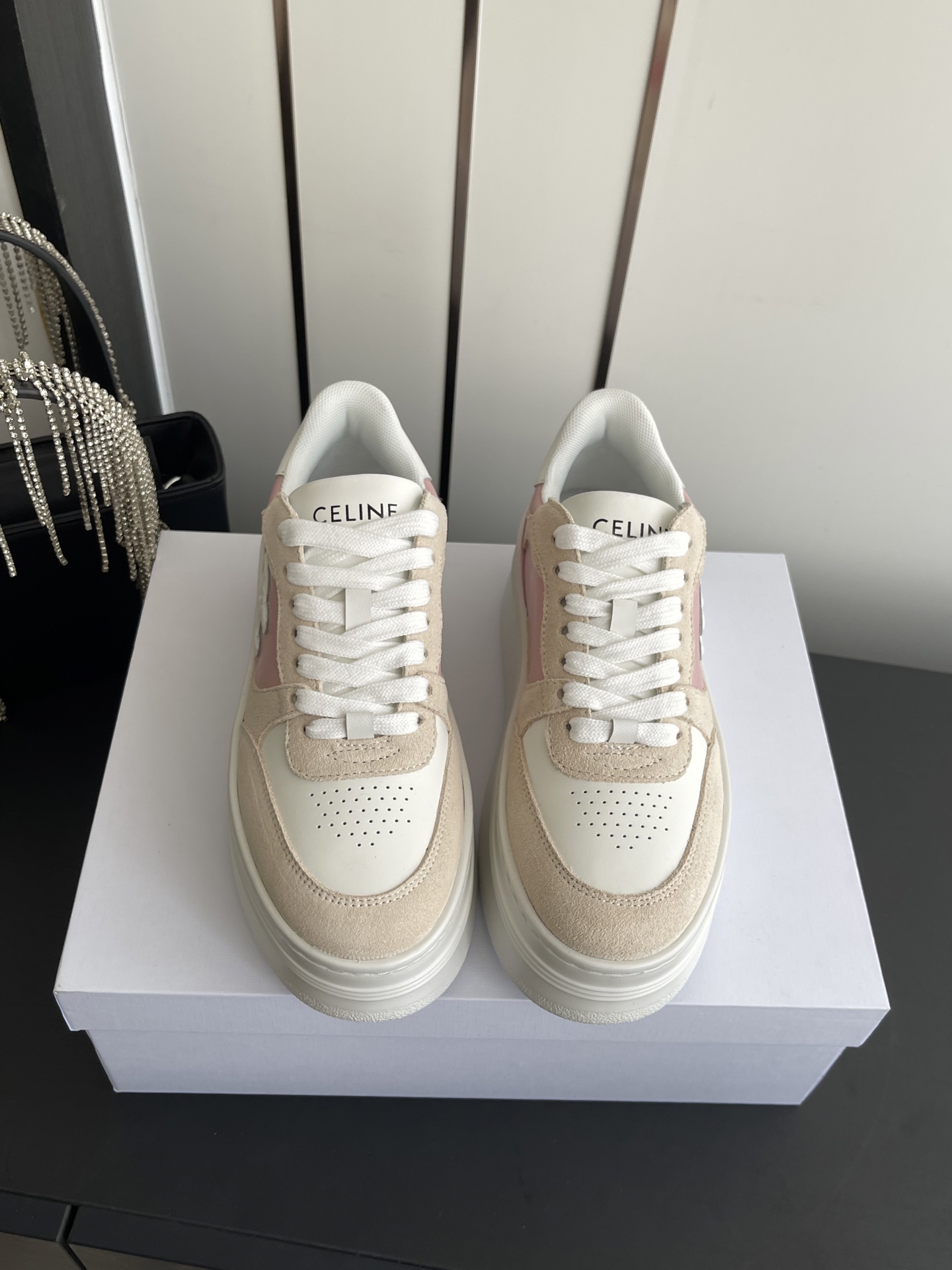 NO:816925,CELINE Celine new color CELINE RUNNER sports shoes with CELINE logo on the tongue and back of the shoe CELINE logo embossed on the back and side of the shoe Thick-soled bread shoes 2025 spring and summer new women's Arc de Triomphe logo laces are simple and comfortable, clean and neat, increase the height and show the slender legs Whether worn alone or paired with wide-leg pants, high street and retro together to make CELINE girls Original imported cowhide uppers Original lining Original open-molded Tpu outsole  Size 35-41 (40 41 customized), casual shoes/sports shoes, celine, celine, sneakers, cowhide19860909CELINE 思琳赛琳 新色 CELINE RUNNER 动鞋鞋舌和鞋后帮饰有CELINE标志运动鞋 鞋后帮和侧面压印CELINE标志 厚底面包鞋2025春夏新款女凯旋门徽标系带简单舒服,干净利落,增高显腿细 无论是单穿还是搭配阔腿裤,高街又复古一起来做CELINE女孩 鞋面原版进口牛皮 内里原版内里 大底原版开模Tpu大底 码数35-41（40 41订做）,休闲鞋/运动鞋,celine,celine,sneakers,cowhide,Women's Shoes